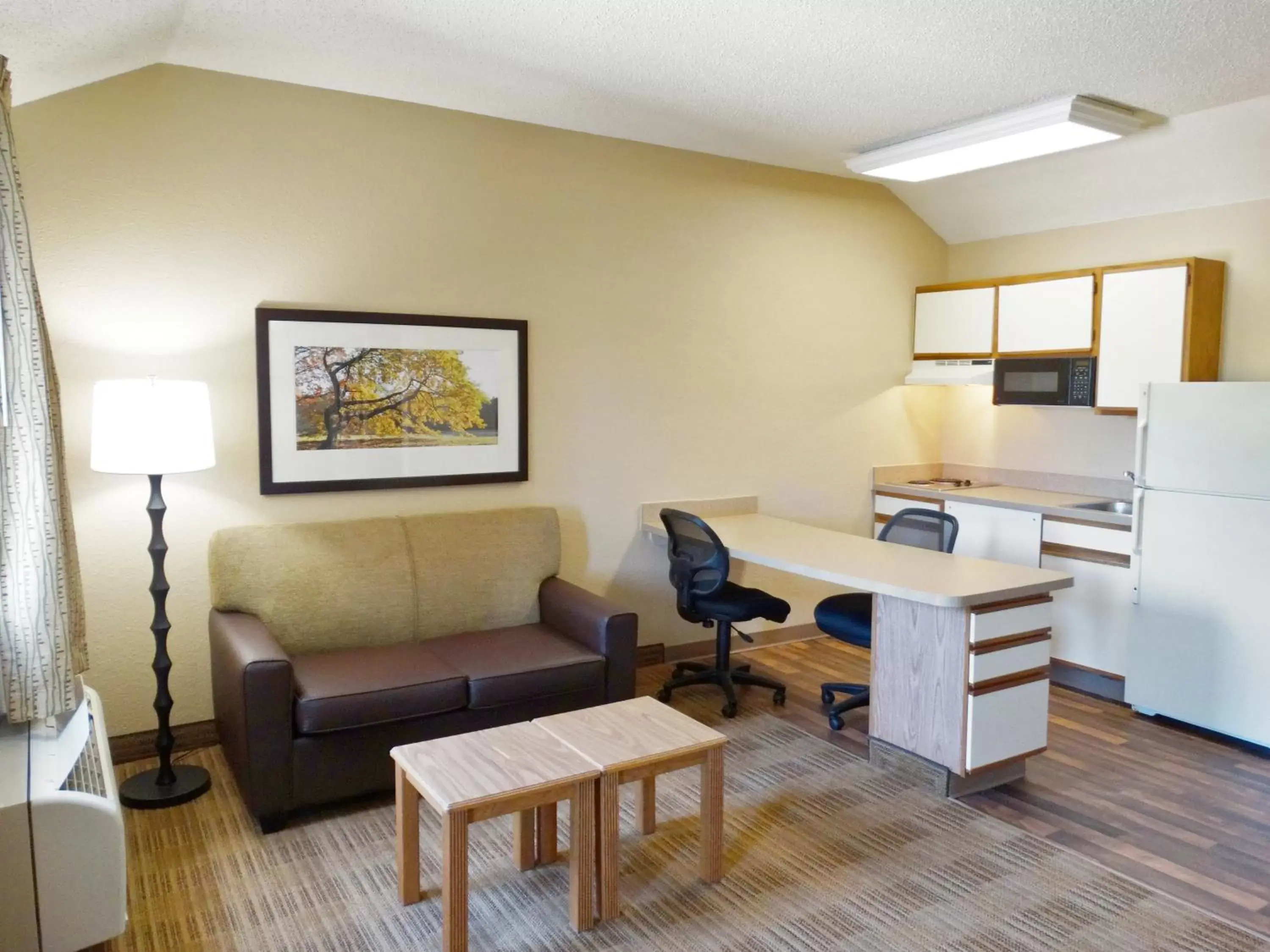 Kitchen or kitchenette, Seating Area in Extended Stay America Suites - Indianapolis - West 86th St