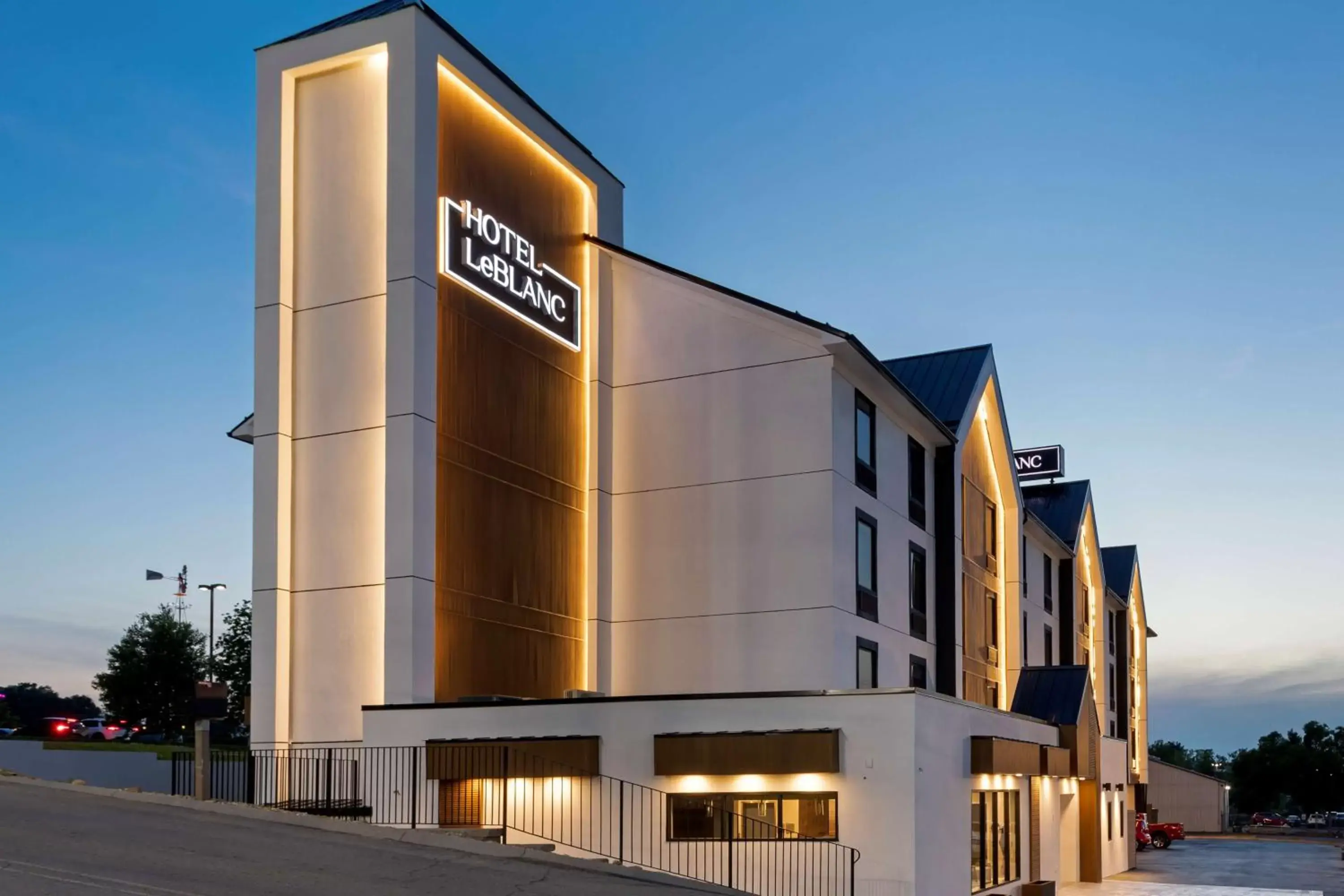 Property Building in Hotel LeBlanc Best Western Signature Collection