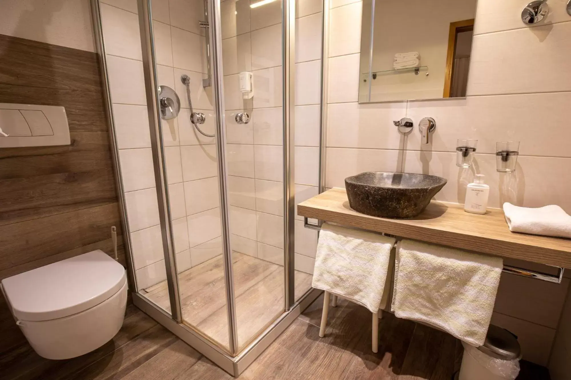 Shower, Bathroom in Hotel Restaurant Grüner Baum und Altes Tor