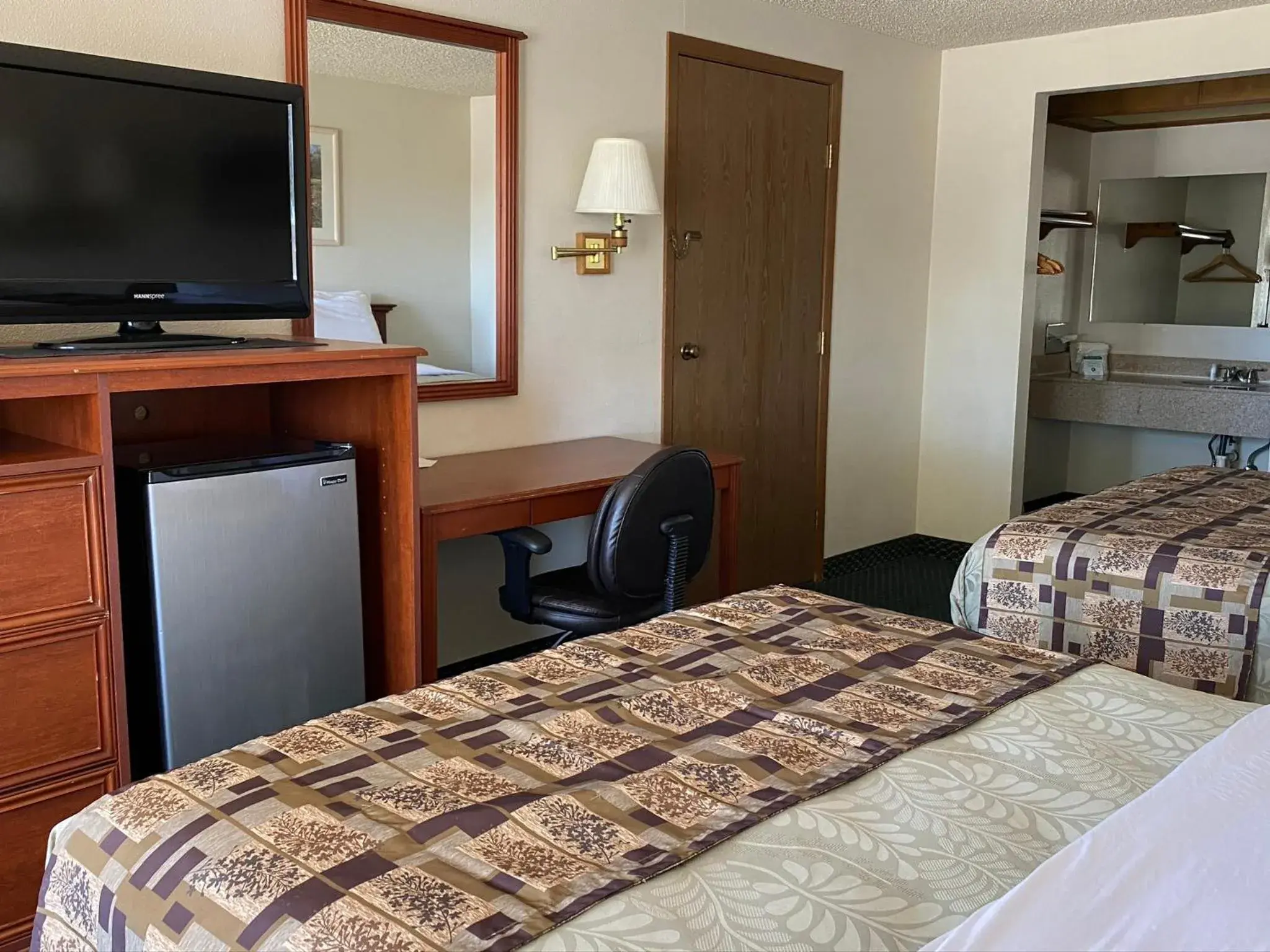 TV and multimedia, Bed in National 9 Inn Price TV and multimedia, Bed in National 9 Inn Price