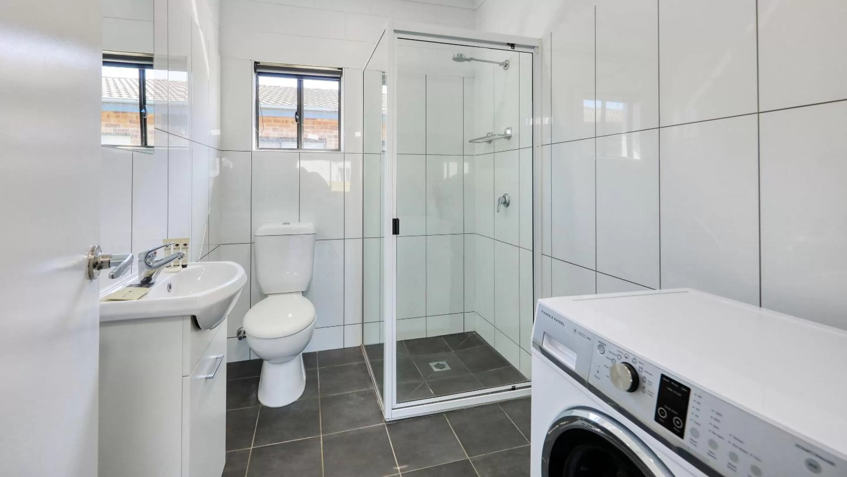 Shower in Castlereagh Lodge Motel