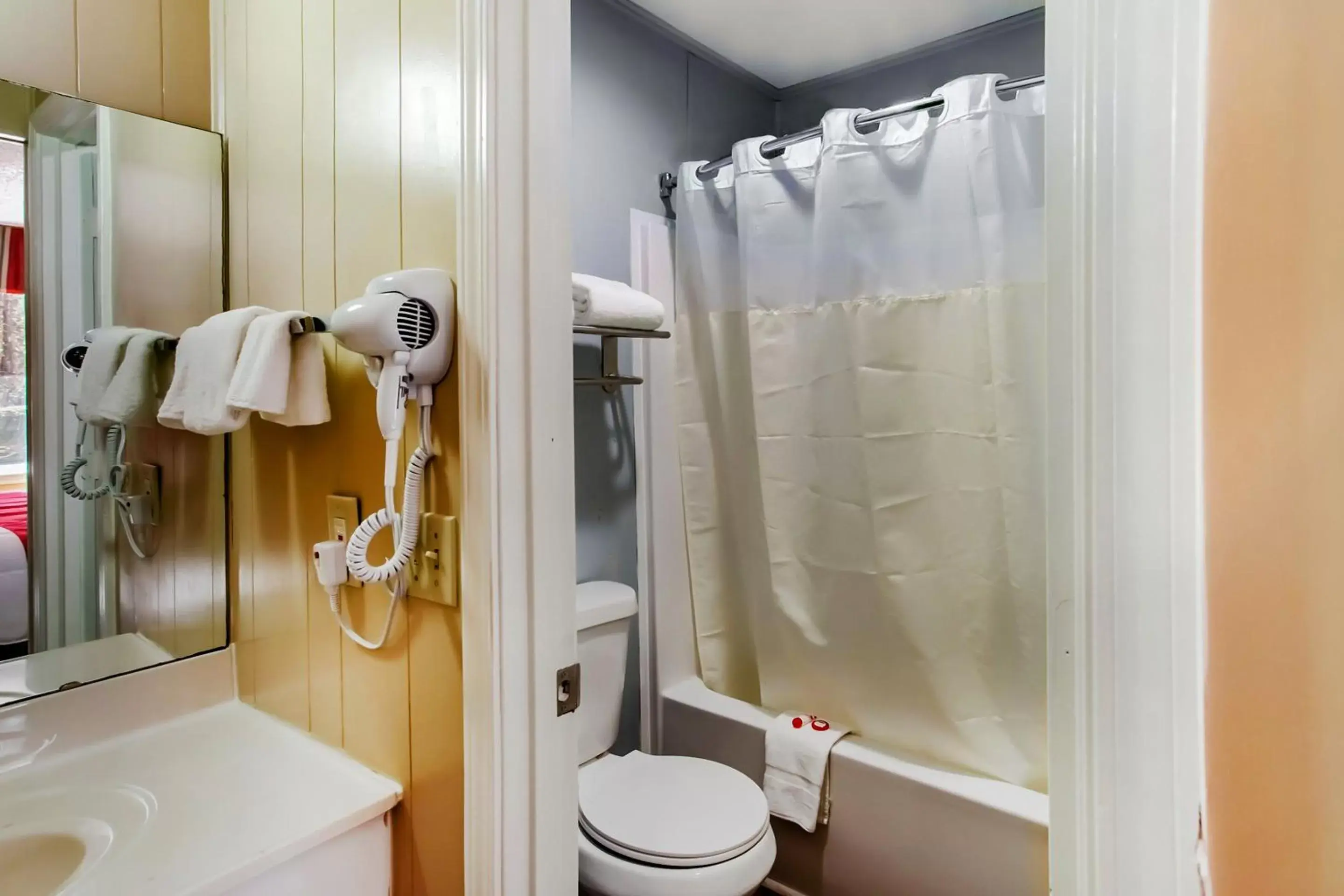 Bathroom in OYO Hotel Ridgeland East