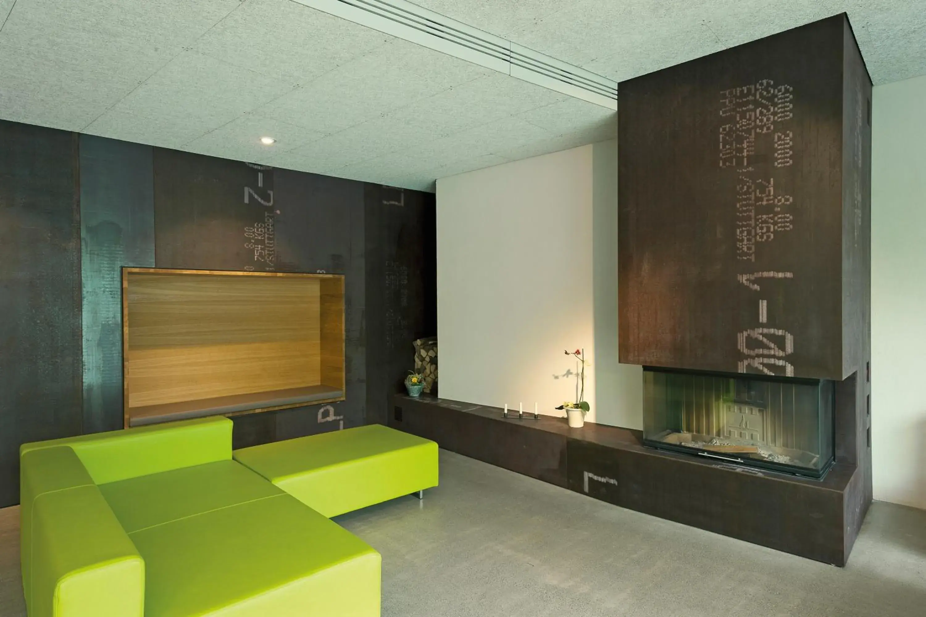 Communal lounge/ TV room, Lobby/Reception in Interlaken Youth Hostel