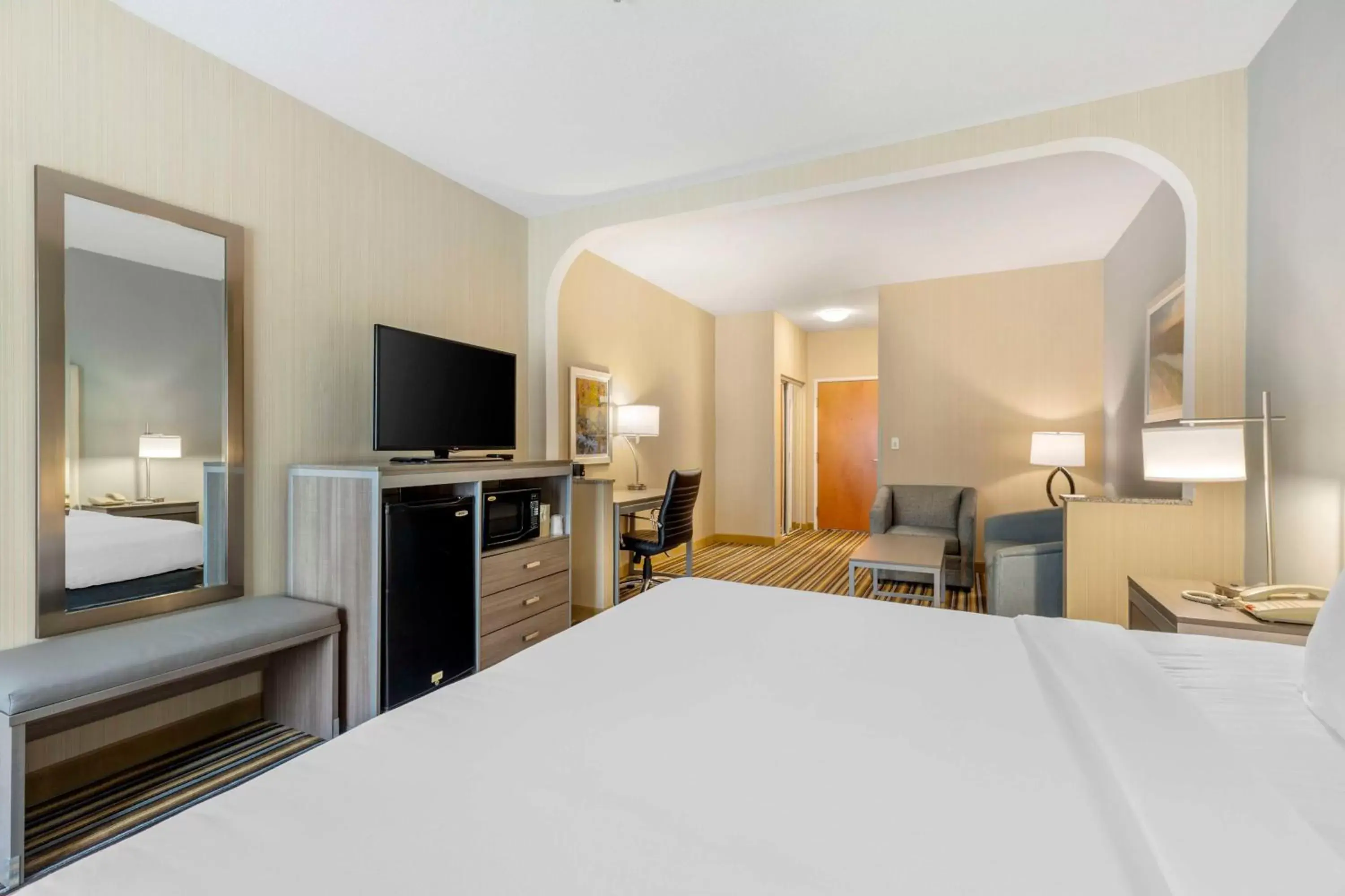 Bedroom, Bed in Best Western Plus New England Inn & Suites