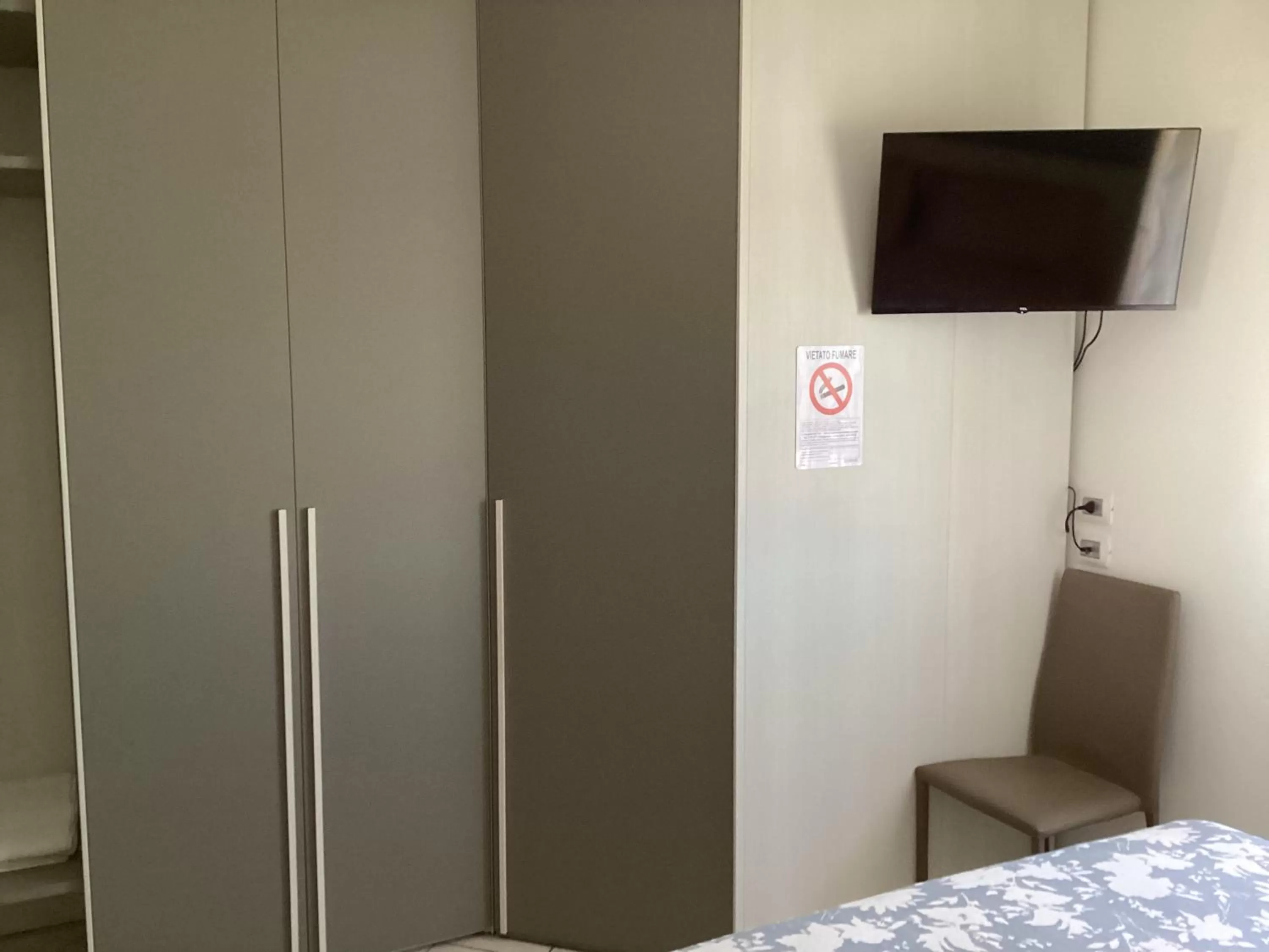 TV/Entertainment Center in Bed and Breakfast da Giuseppe, Camere vicino stabilimento Ferrari