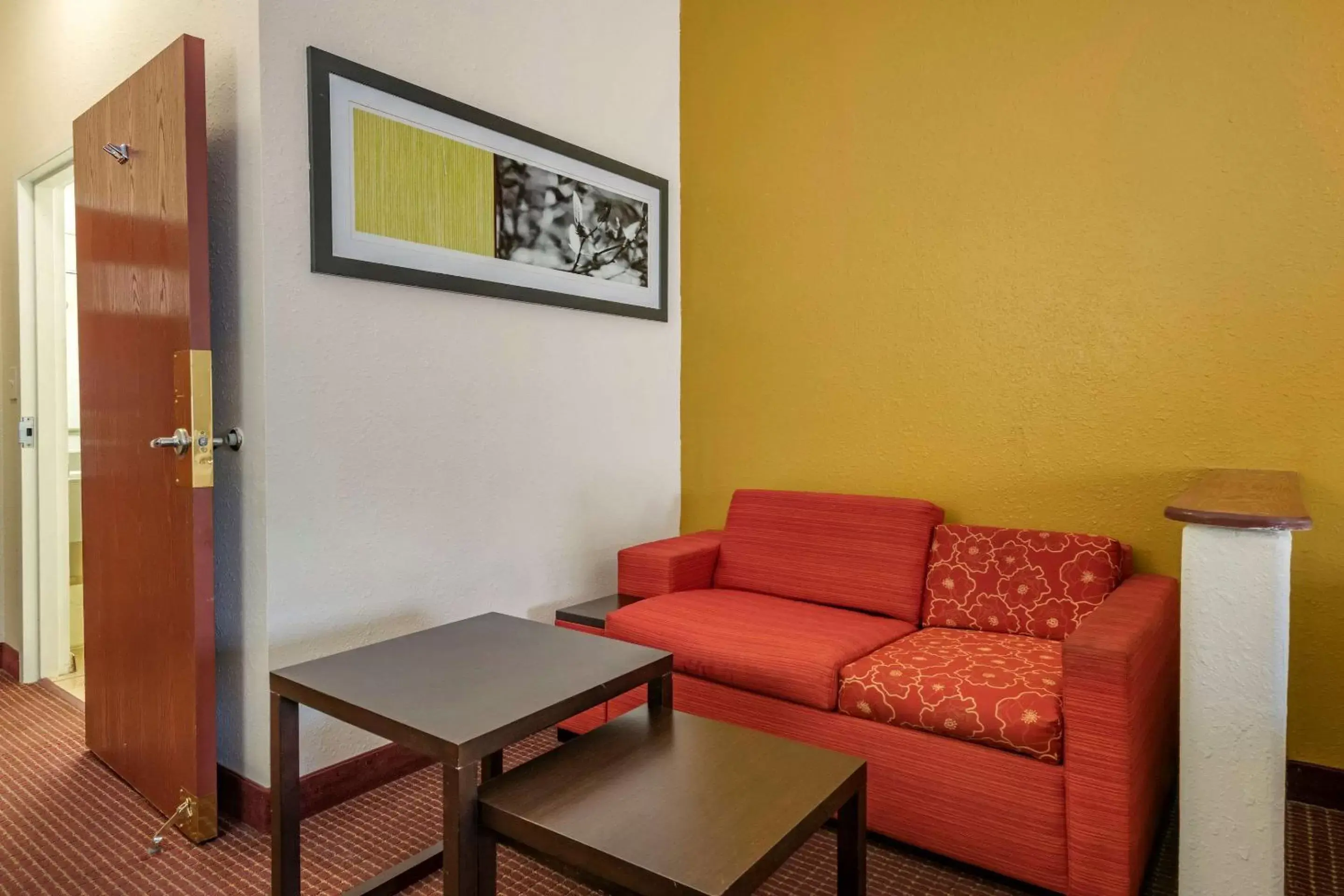Photo of the whole room, Seating Area in Quality Inn Zephyrhills-Dade City