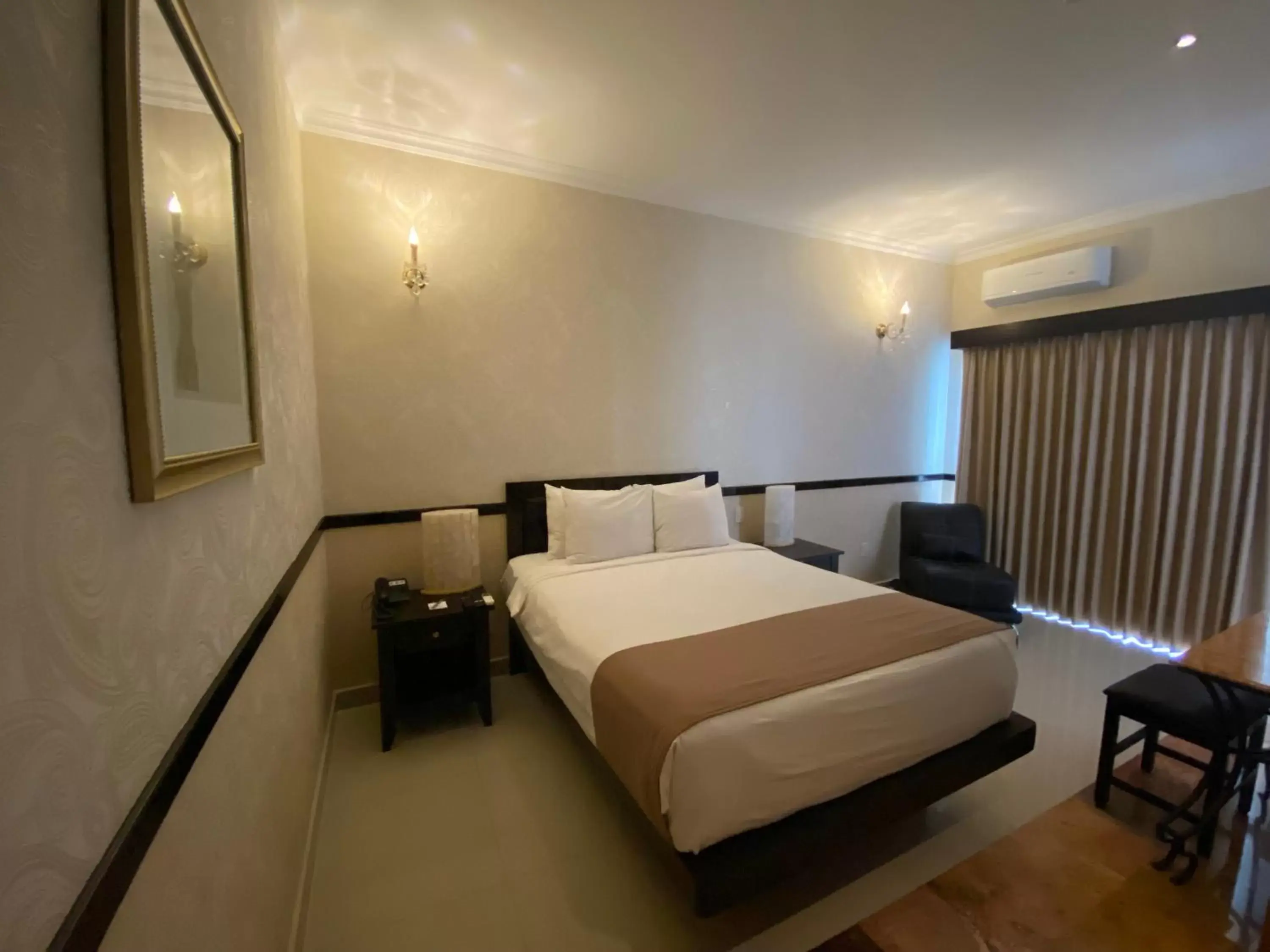 Photo of the whole room, Bed in Hotel Palacio Maya