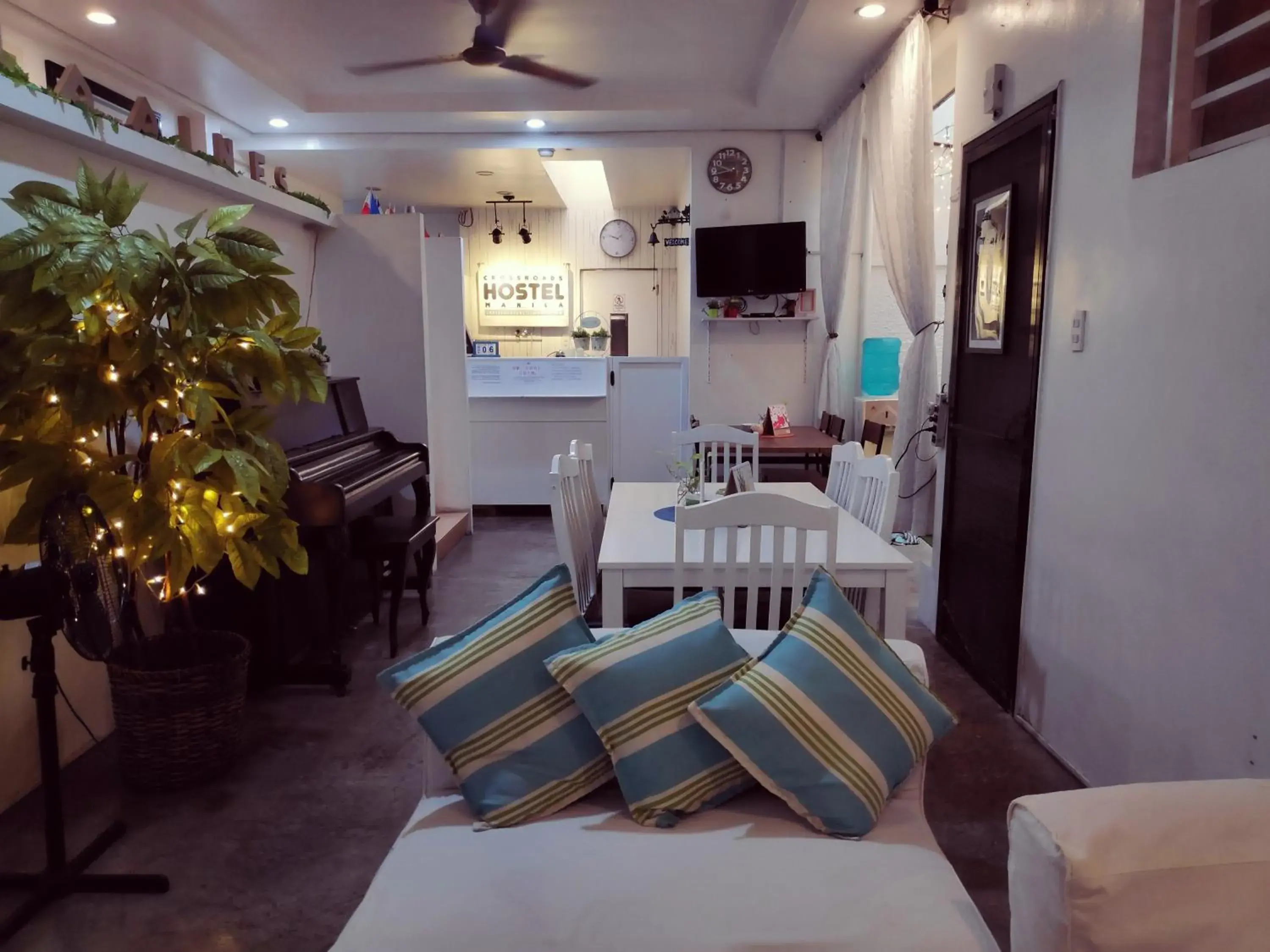 Living room, Restaurant/Places to Eat in CROSSROADS HOSTEL MANILA