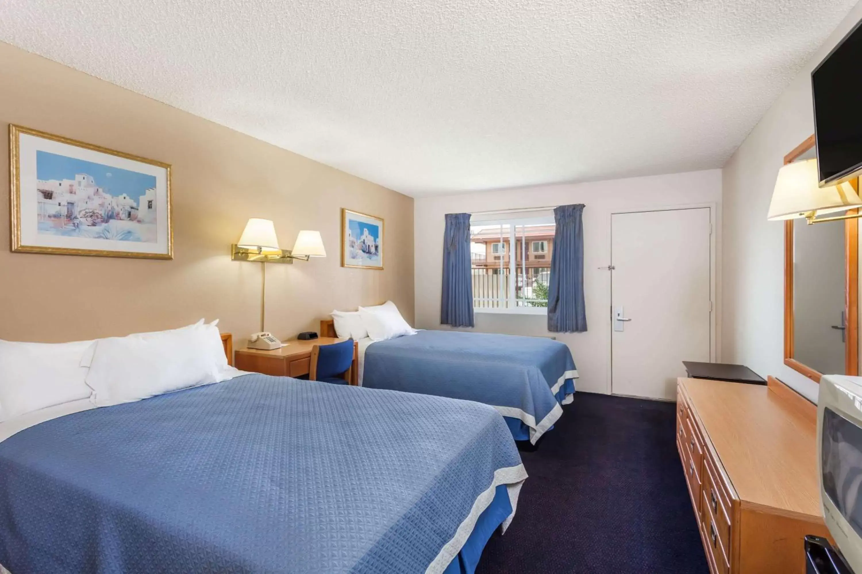 Photo of the whole room, Bed in Days Inn by Wyndham Barstow