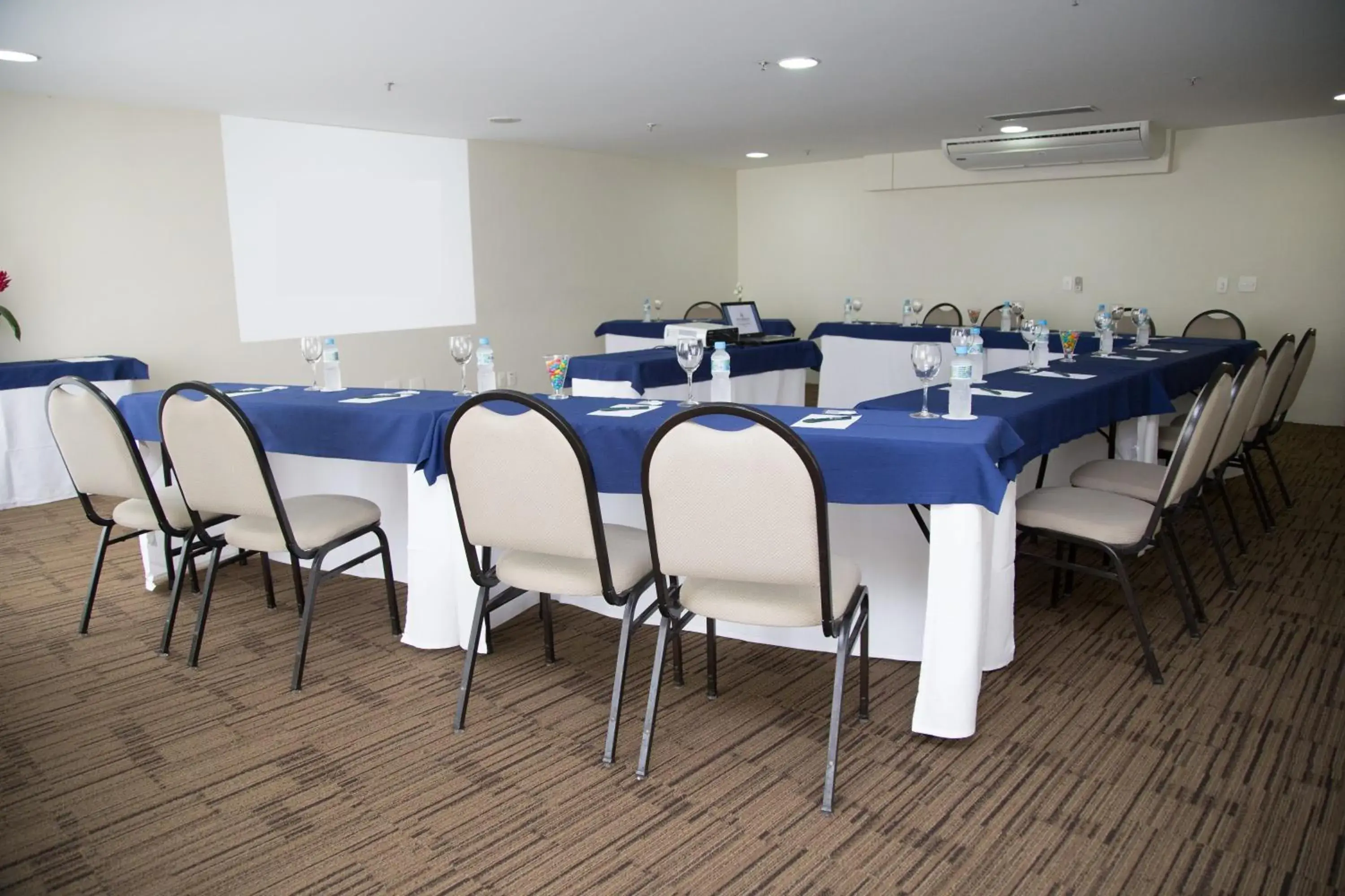 Business facilities in Sol Alphaville Hotel & Residence