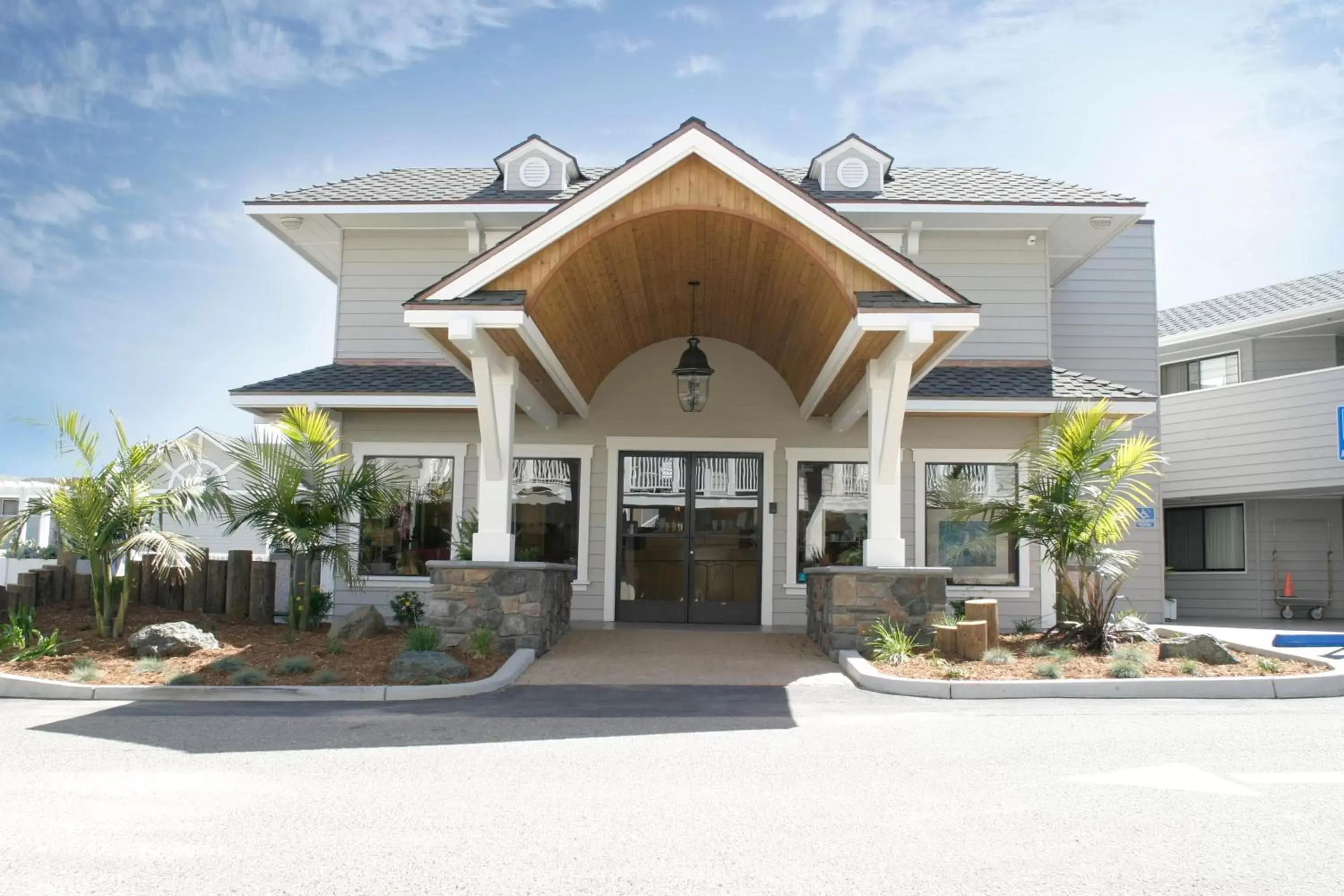 Facade/Entrance in Pismo Lighthouse Suites