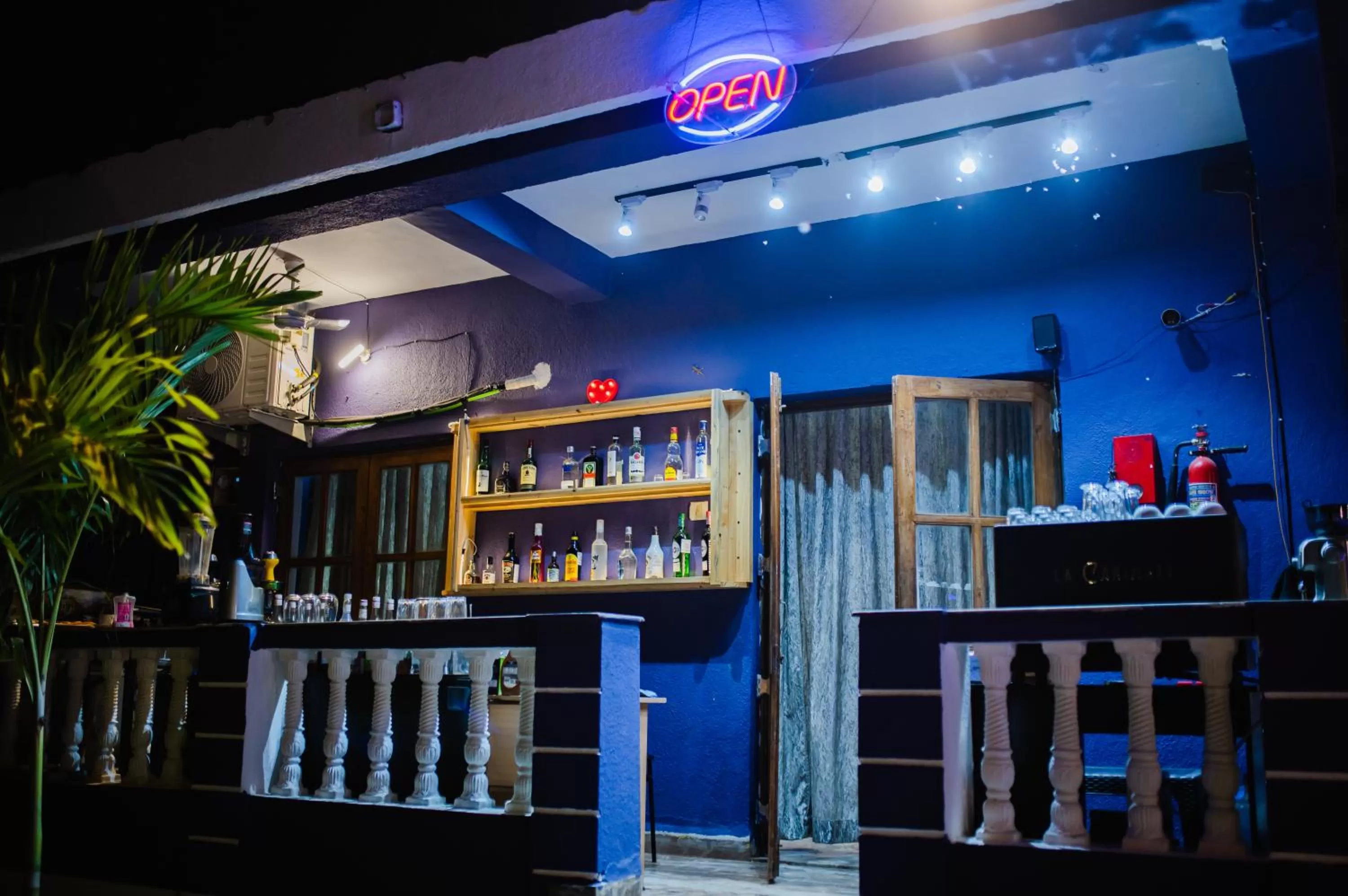 Lounge or bar in Tranquill Riverside Luxury Cottages With Bathtub, Candolim