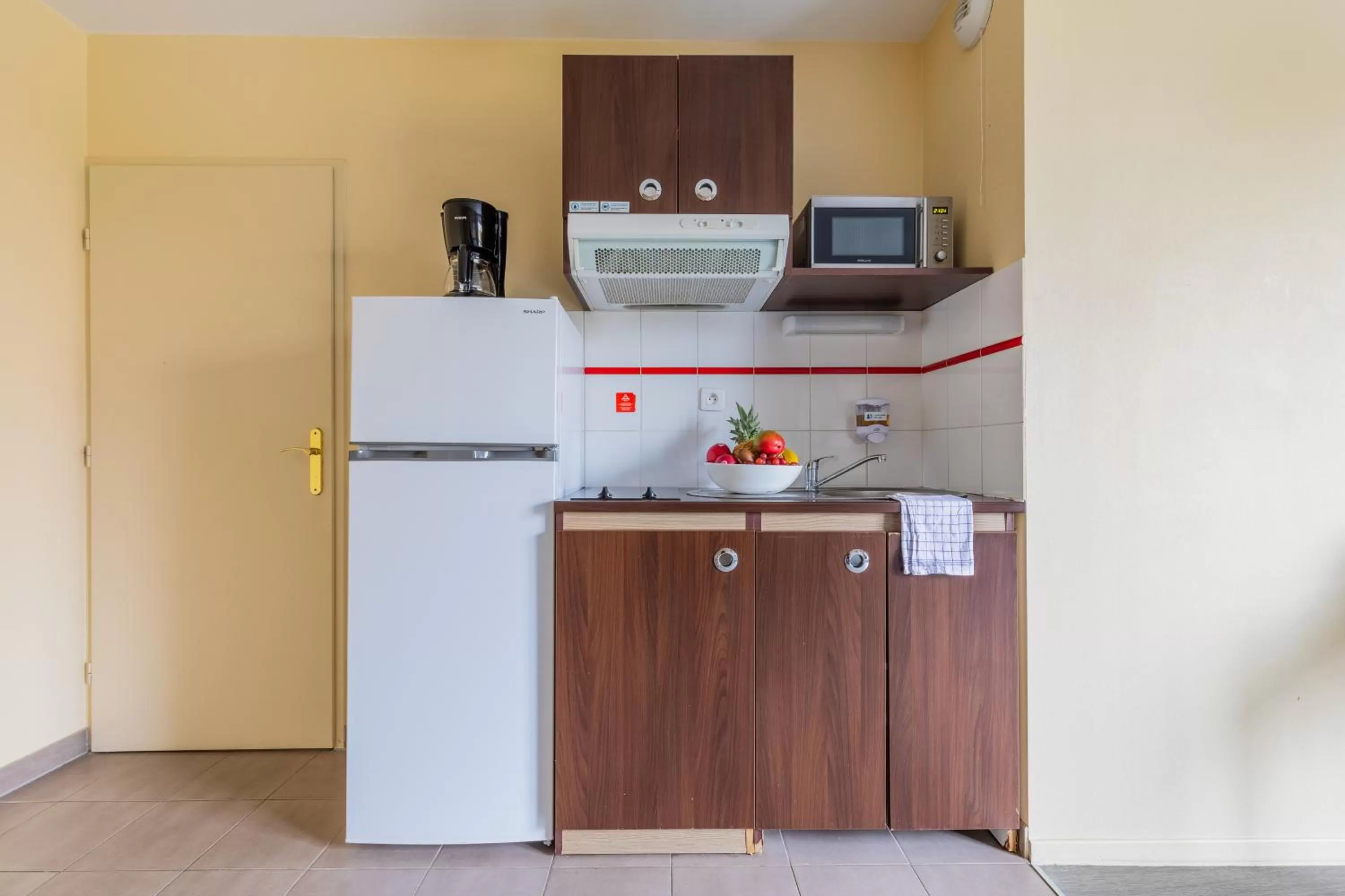 Kitchen or kitchenette in Zenitude Hôtel-Résidences Magny-les-Hameaux