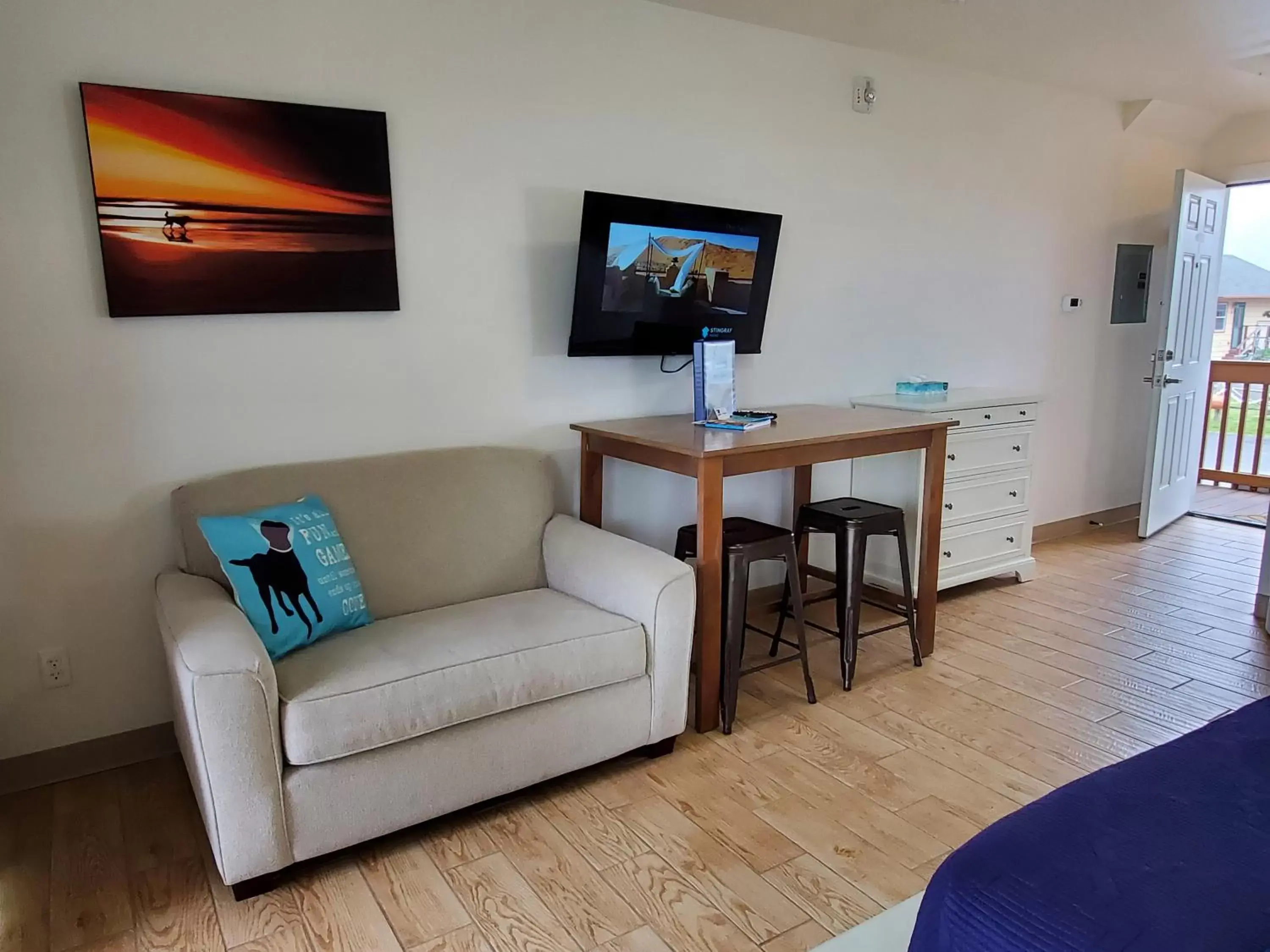 Bed, TV/Entertainment Center in Moonstone Beach Motel