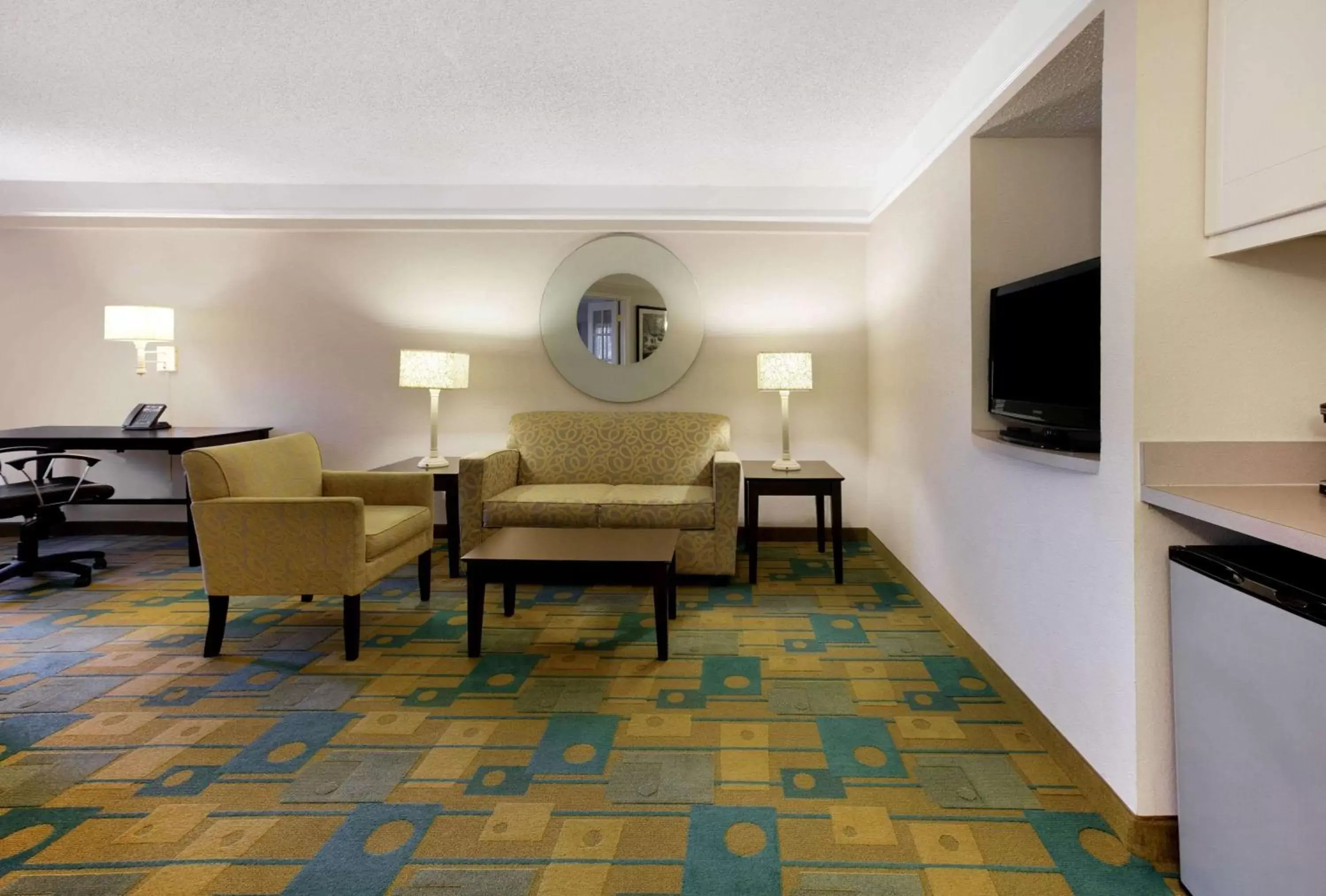 Photo of the whole room, Seating Area in La Quinta by Wyndham Dallas DFW Airport North