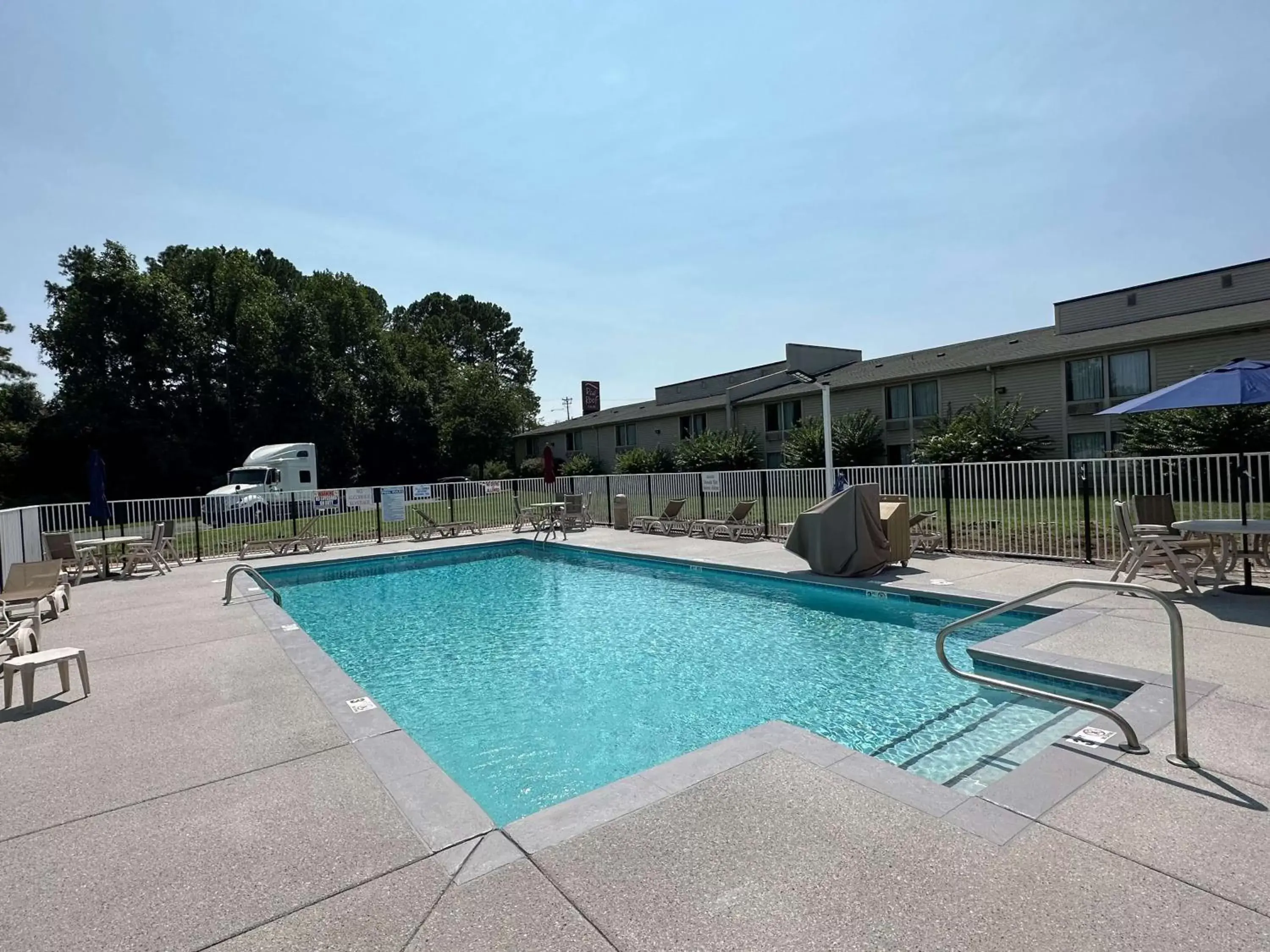 Pool view, Swimming Pool in Motel 6-Greensboro, NC - Airport