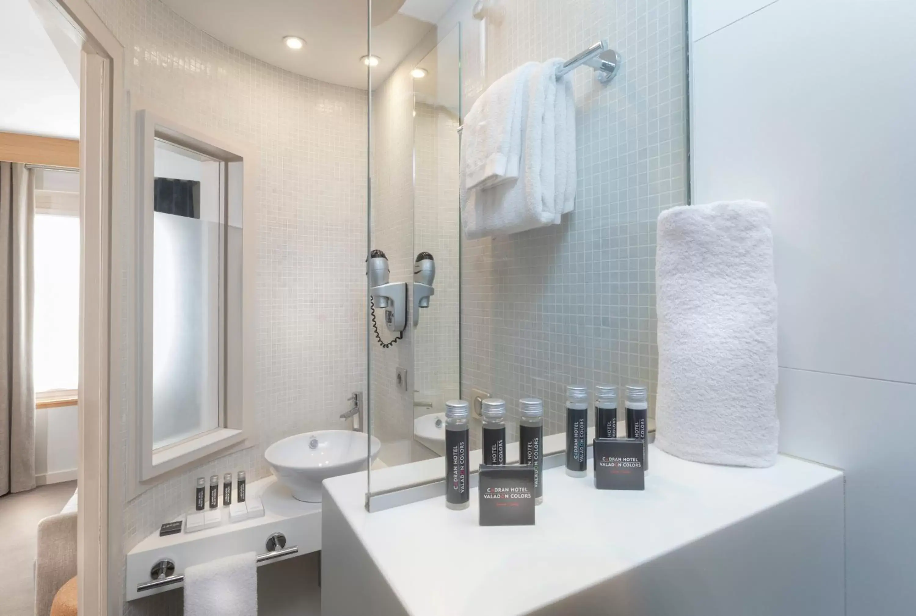 Shower, Bathroom in Hotel Du Cadran