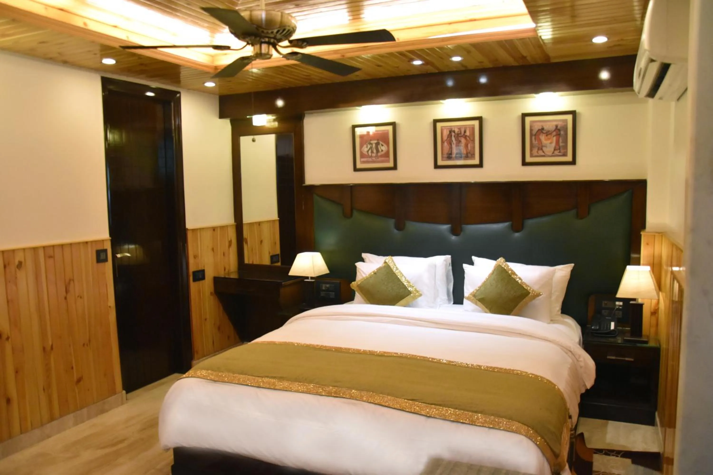 Photo of the whole room, Bed in Wood Castle Grand