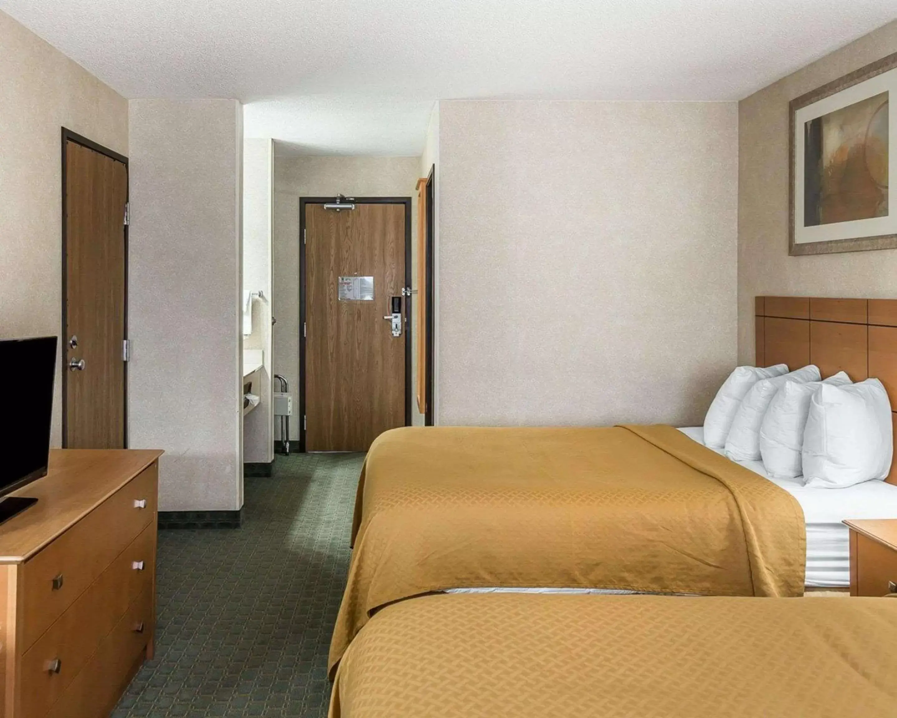 Photo of the whole room, Bed in Quality Inn at Collins Road - Cedar Rapids