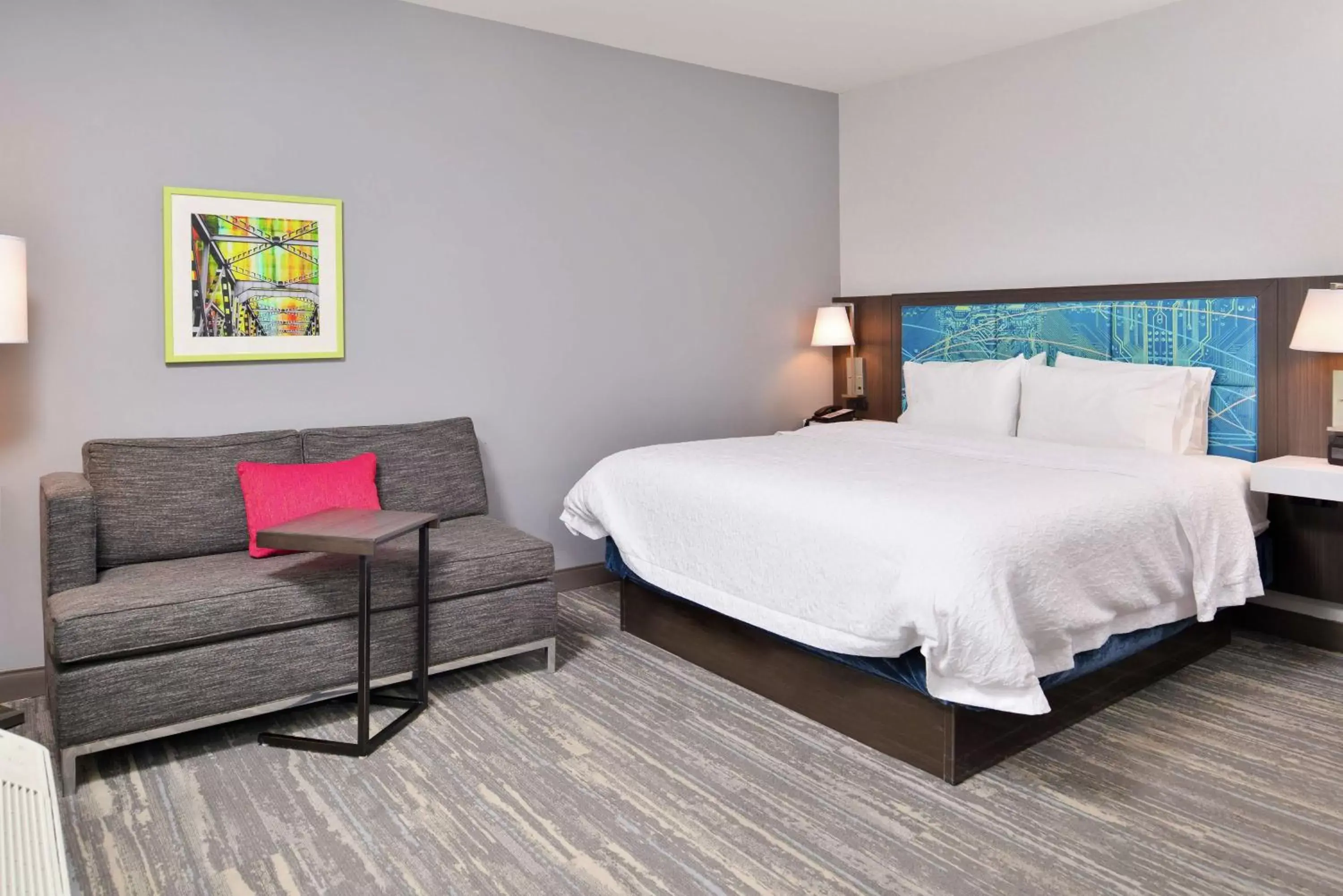 Living room, Bed in Hampton Inn & Suites Saint Paul Oakdale Woodbury