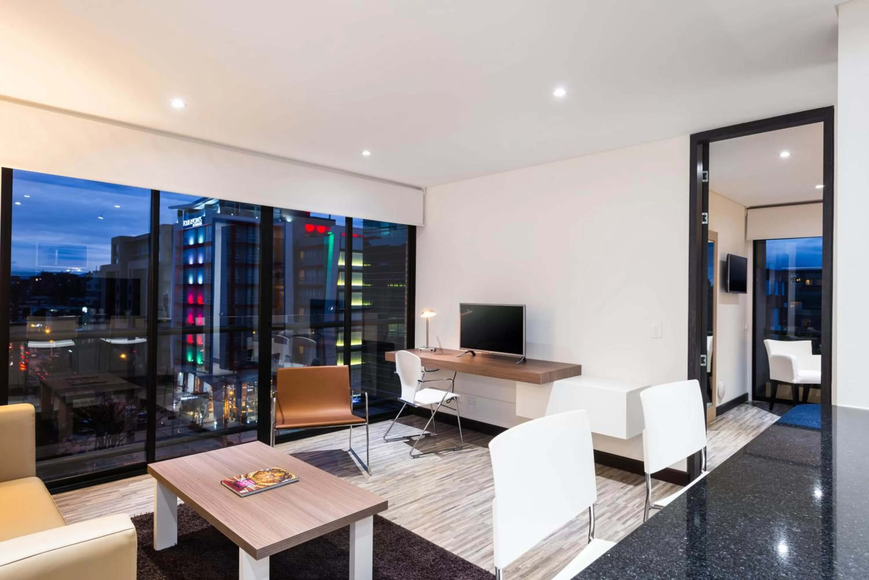 Night in Hotel Espacio 94