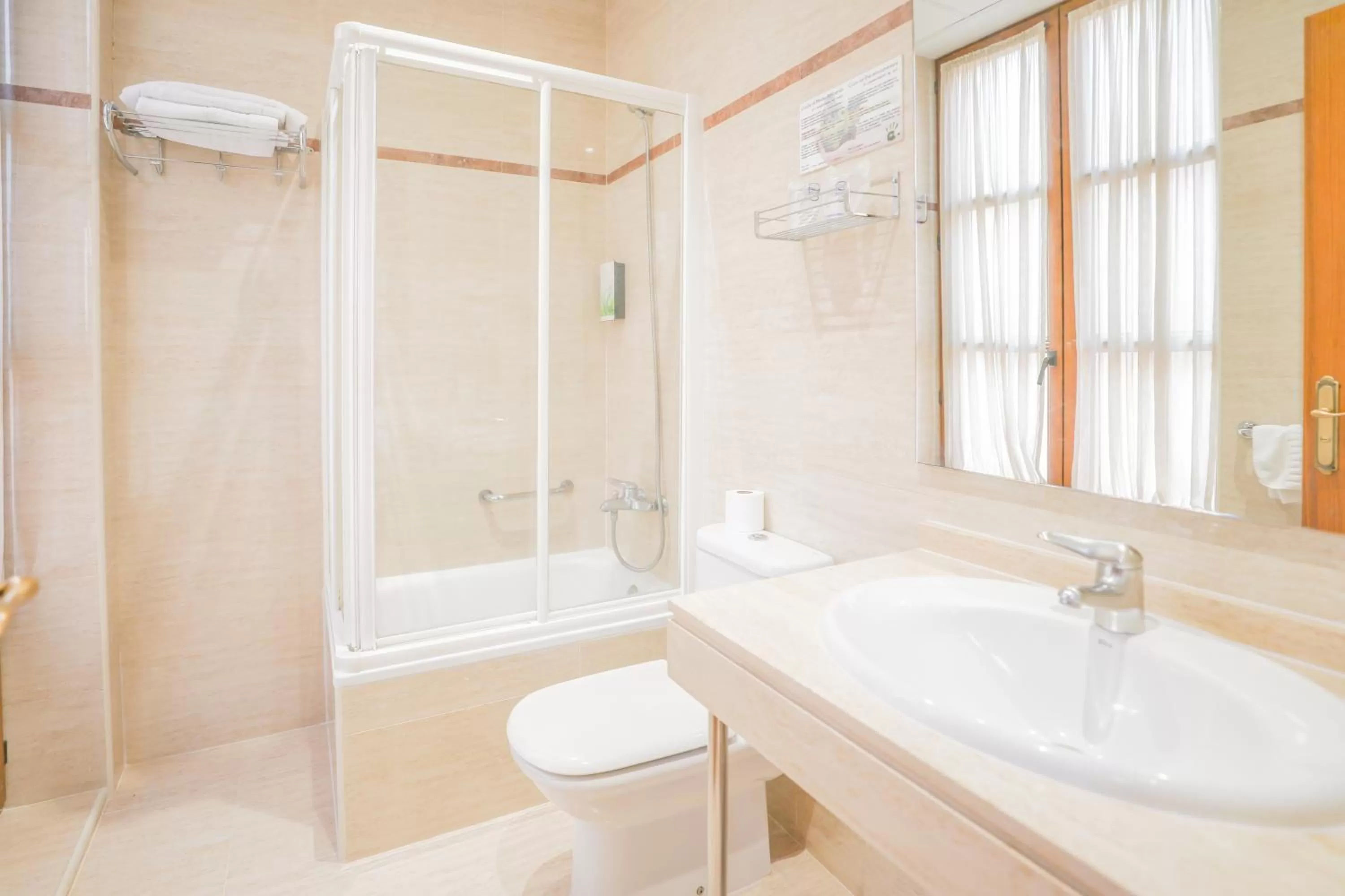 Bathroom in Hotel Granada Centro