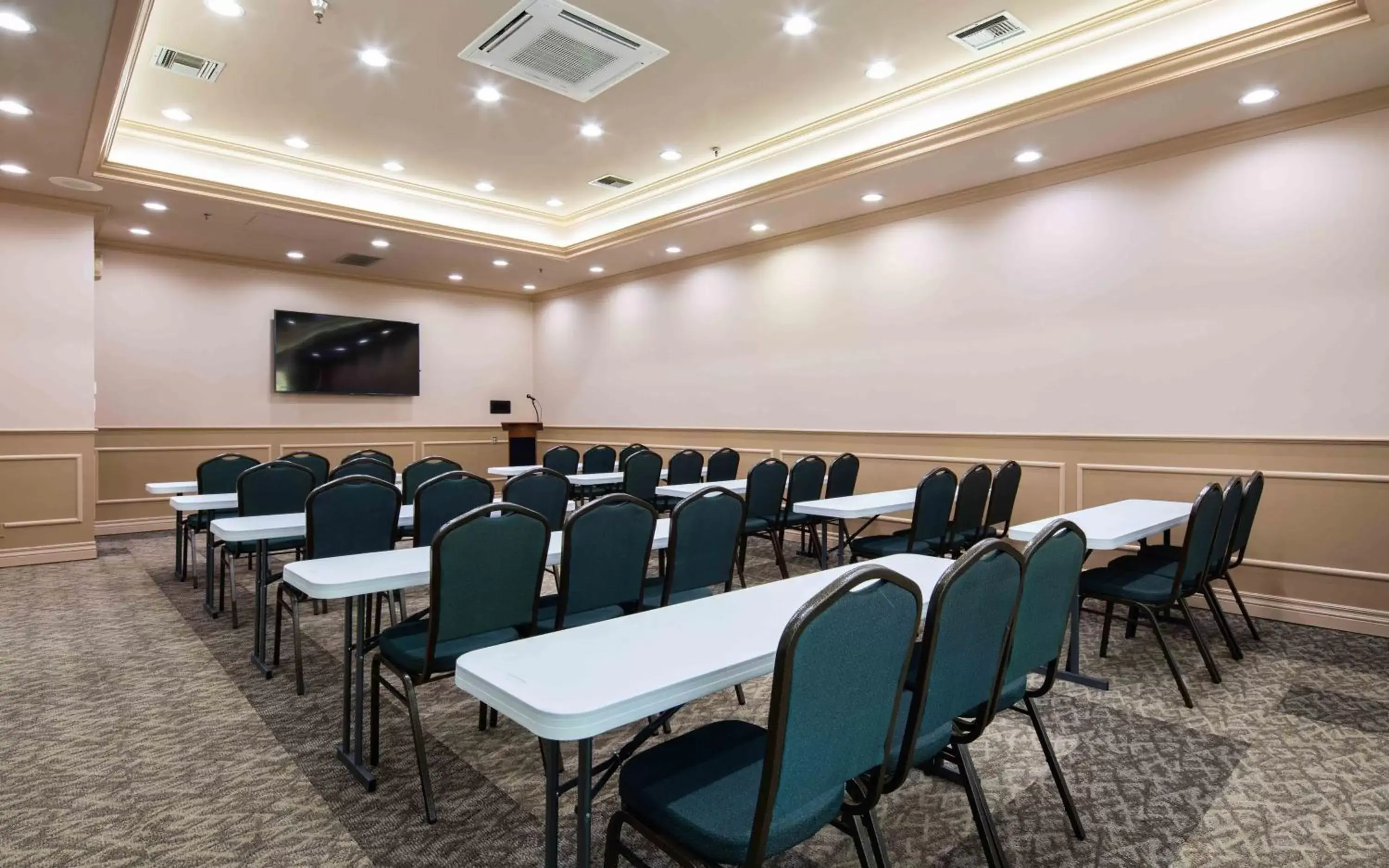 Meeting/conference room in New Gardena Hotel