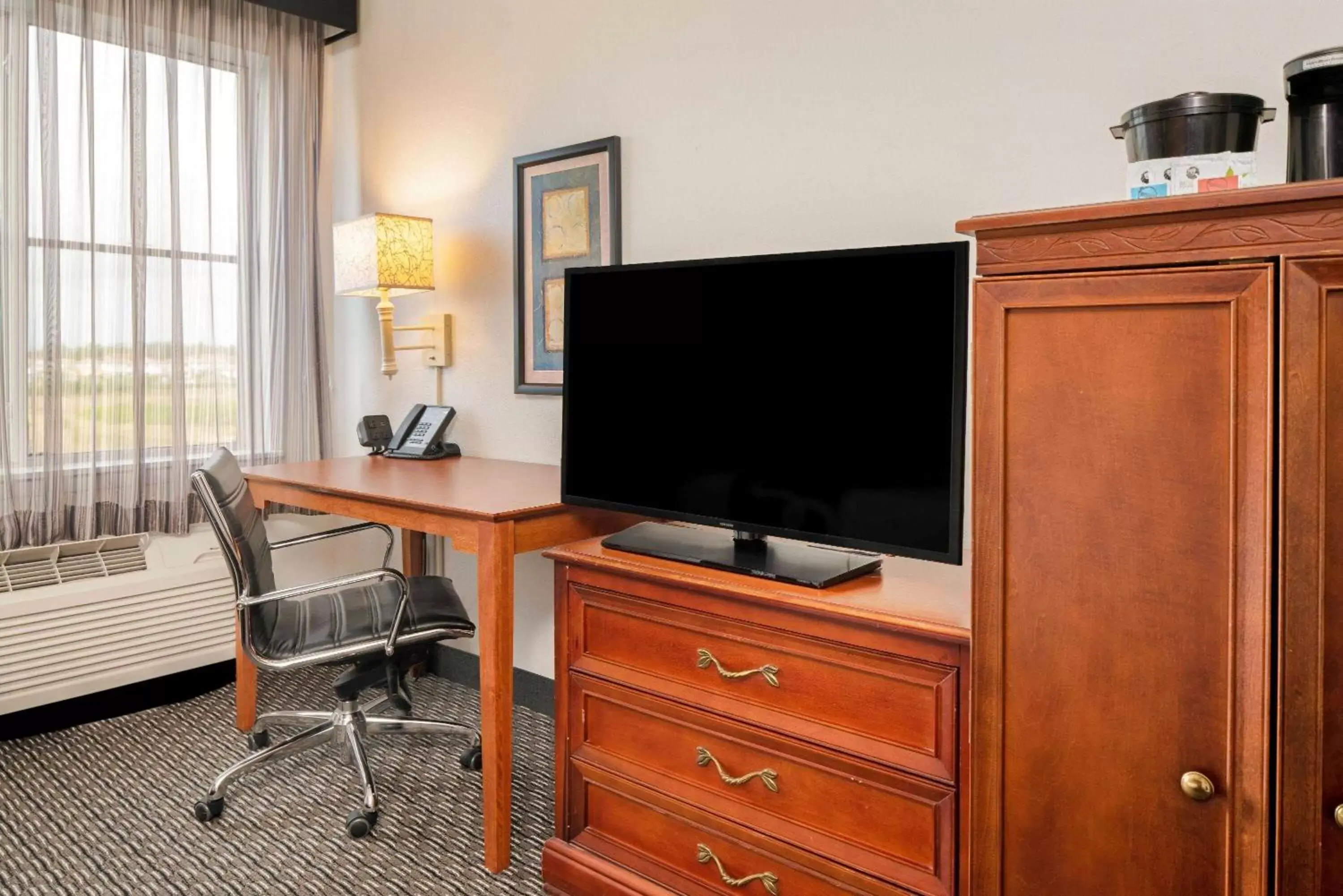 Photo of the whole room, TV/Entertainment Center in La Quinta by Wyndham Naples East (I-75)