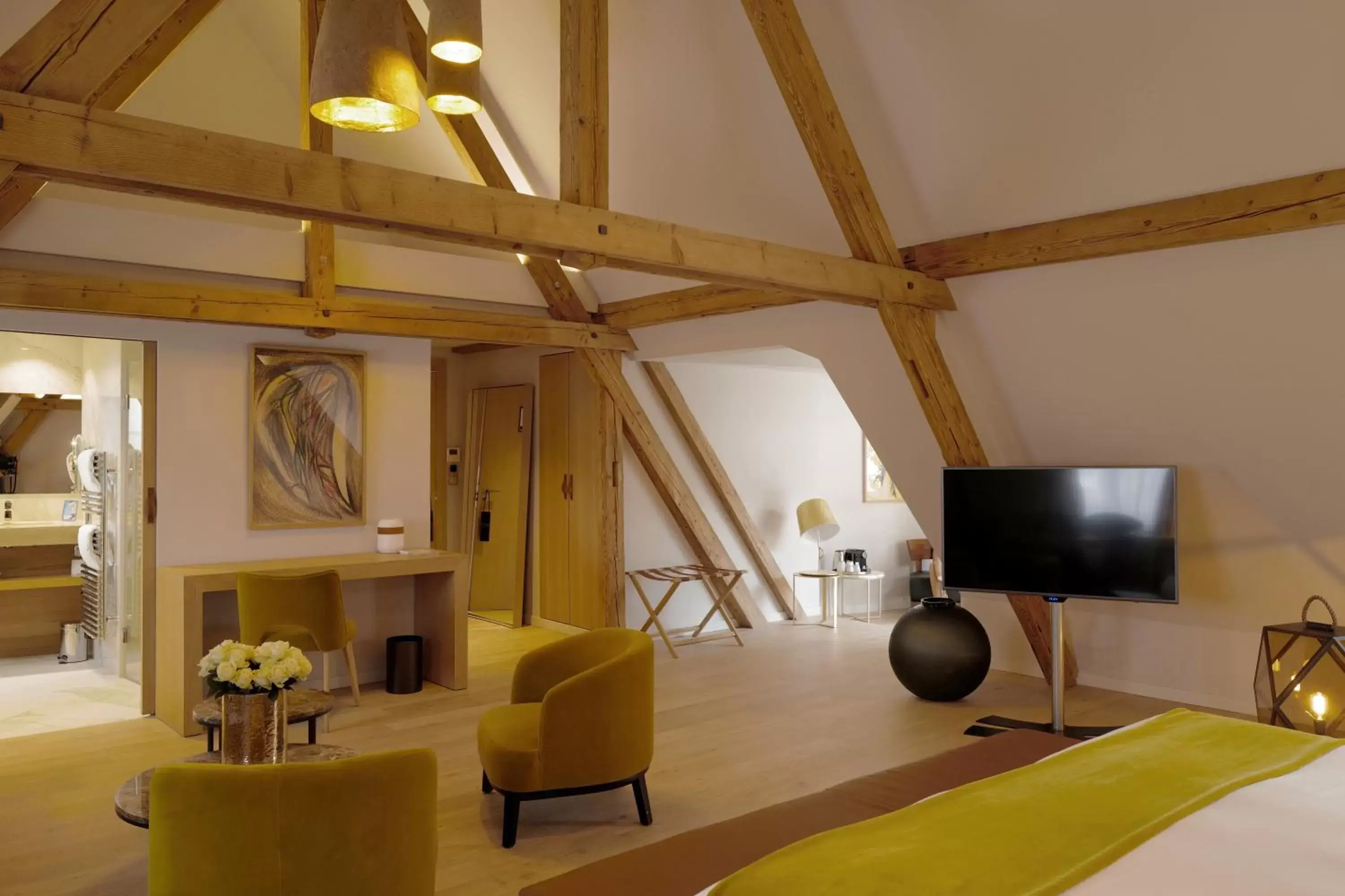TV/Entertainment Center in 5 Terres Hôtel & Spa Barr - MGallery Hotel Collection