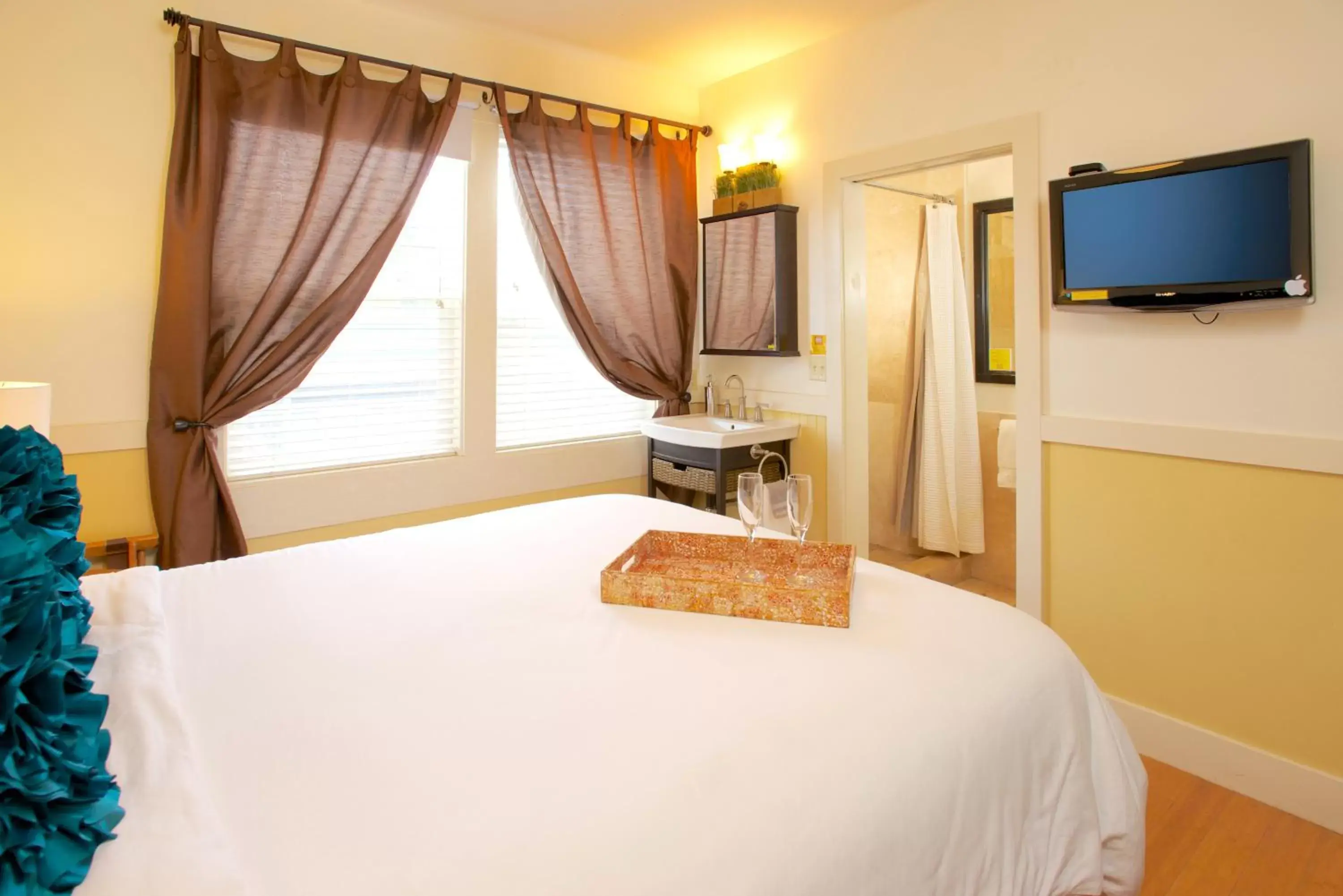 Bedroom, Bed in Paia Inn