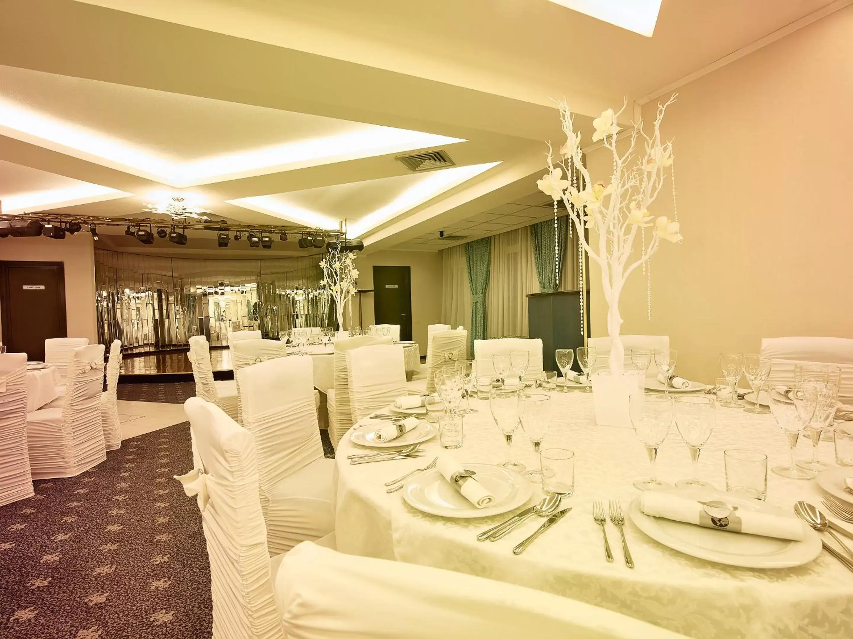 Restaurant/places to eat, Banquet Facilities in Continental Forum Oradea