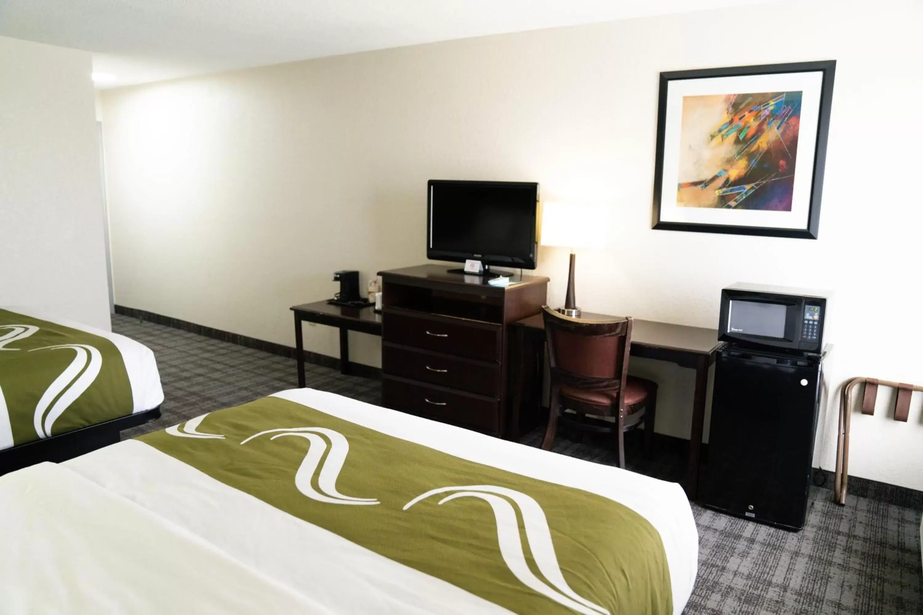 Bed, TV/Entertainment Center in Quality Inn Seymour I-65