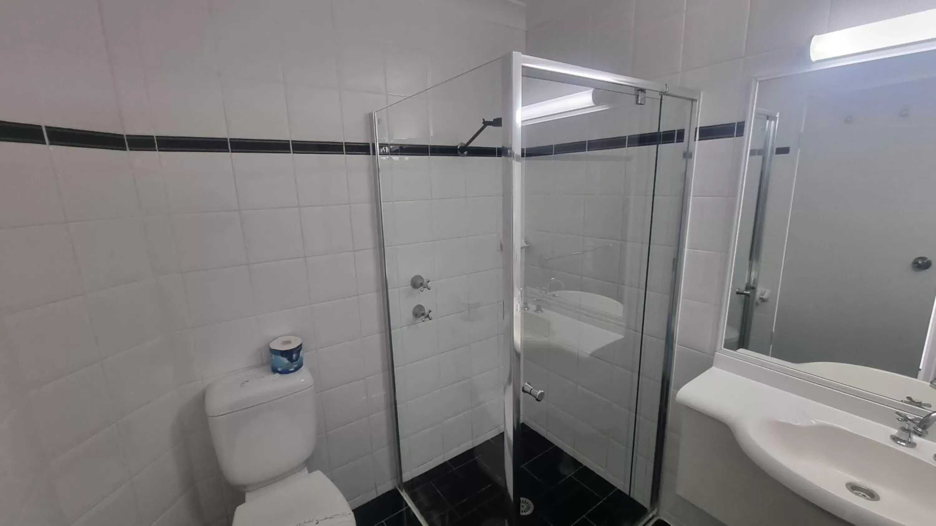 Shower, Bathroom in Forstay Motel