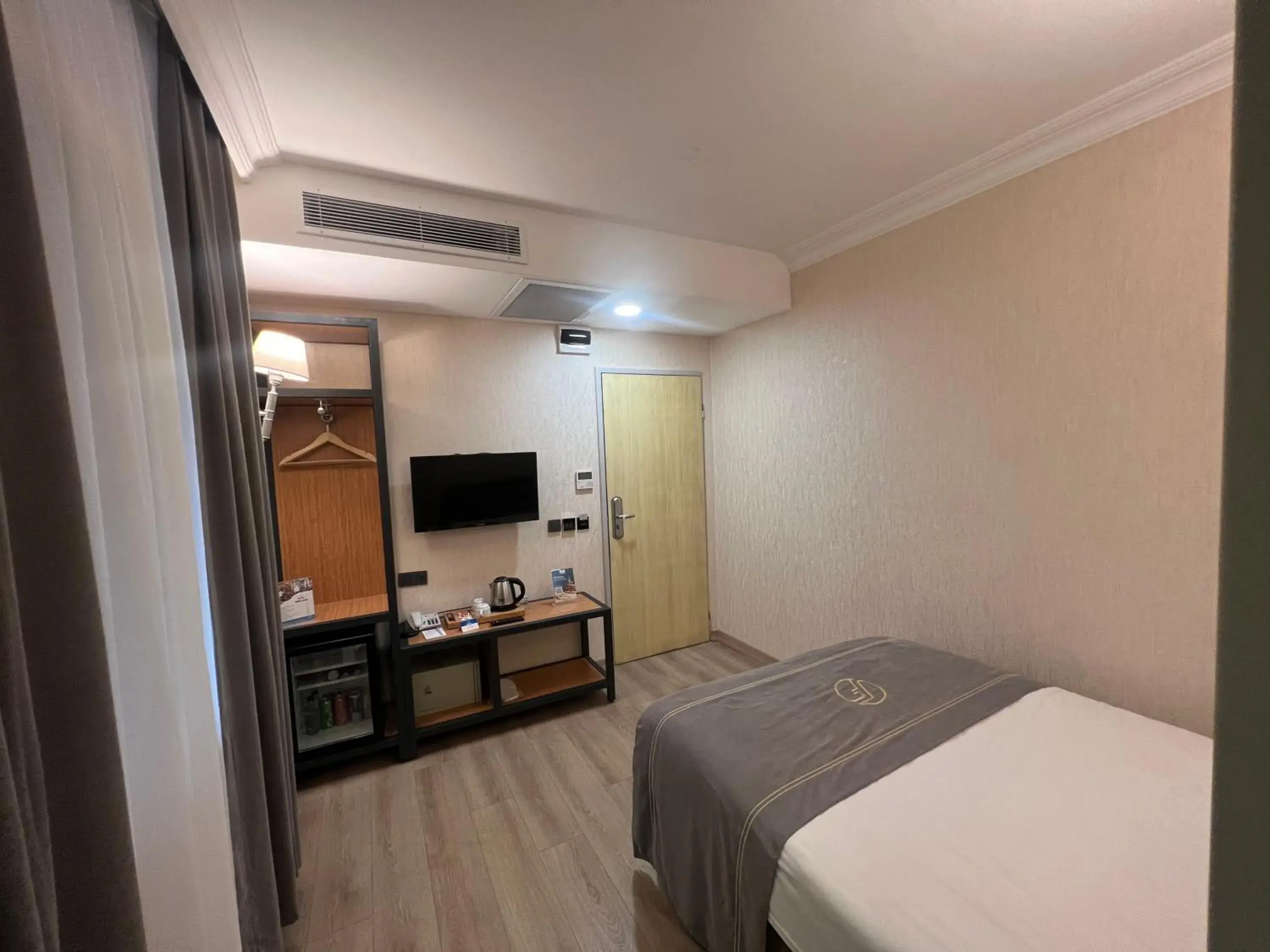 Bed, TV/Entertainment Center in Fuar Hotel