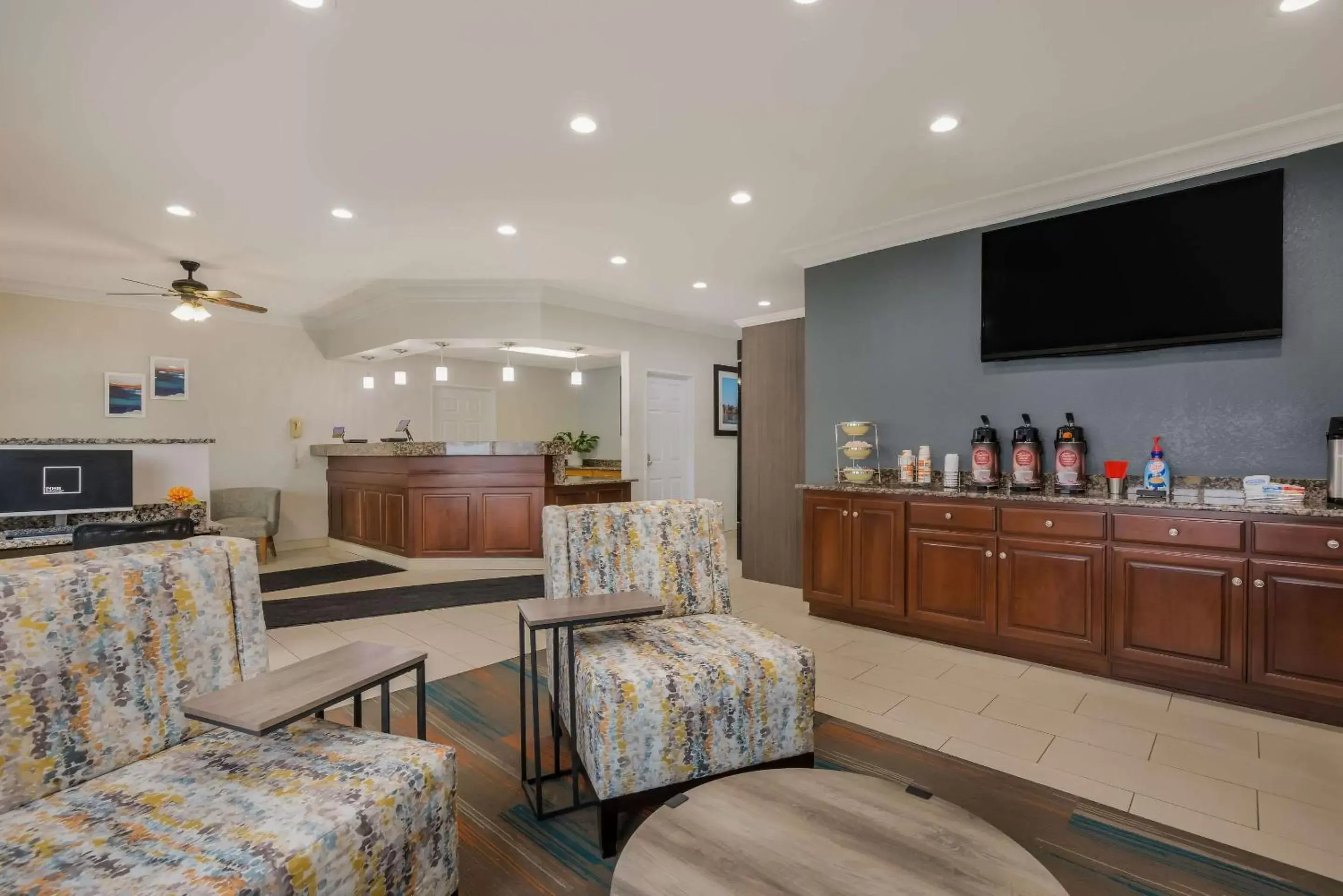 Breakfast, Seating Area in MainStay Suites Joliet I-80