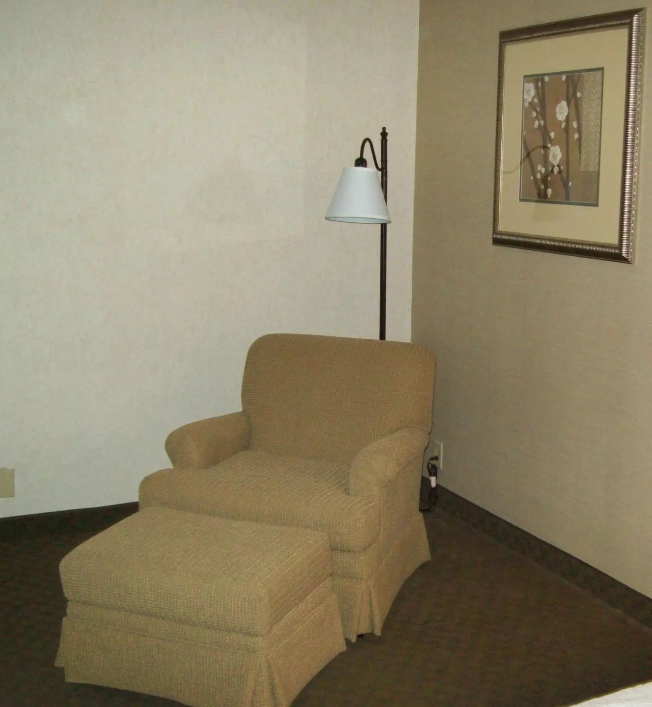 Bed, Seating Area in Hampton Inn Sidney