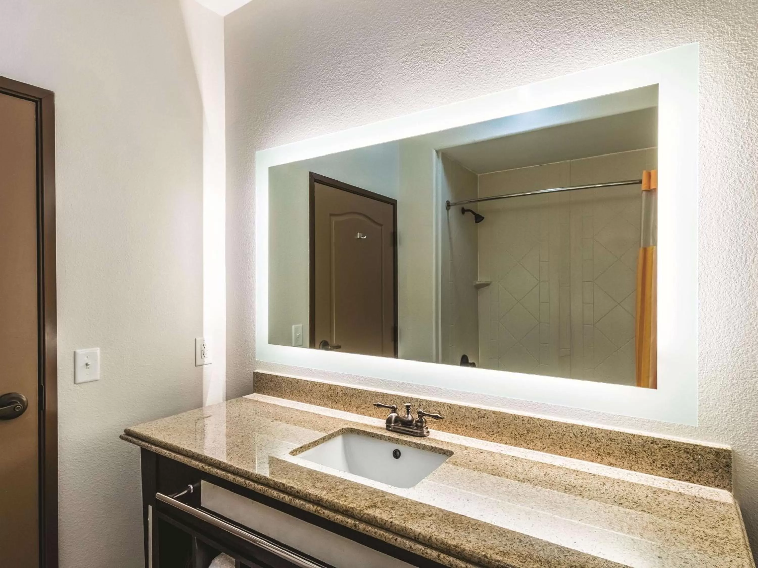 Photo of the whole room in La Quinta by Wyndham Dallas Grand Prairie South