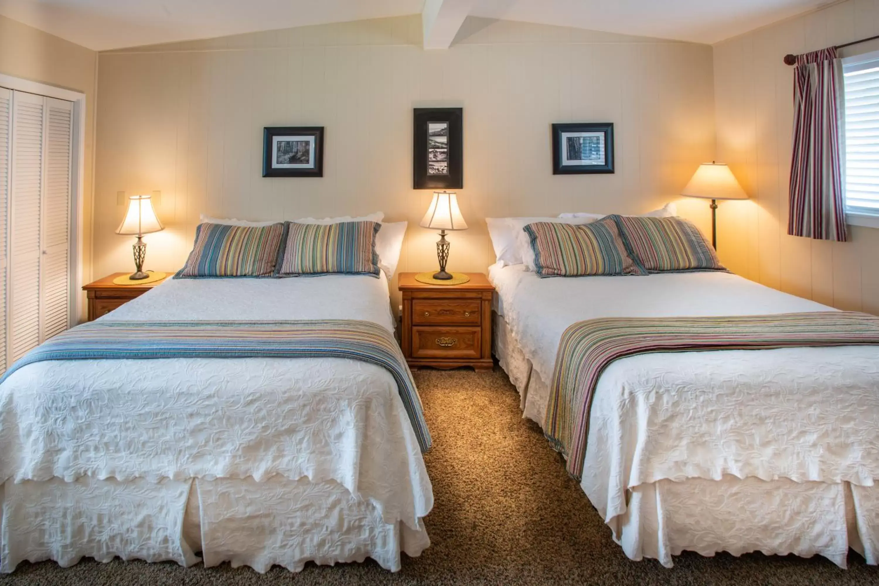 Bedroom, Bed in Redwood Suites