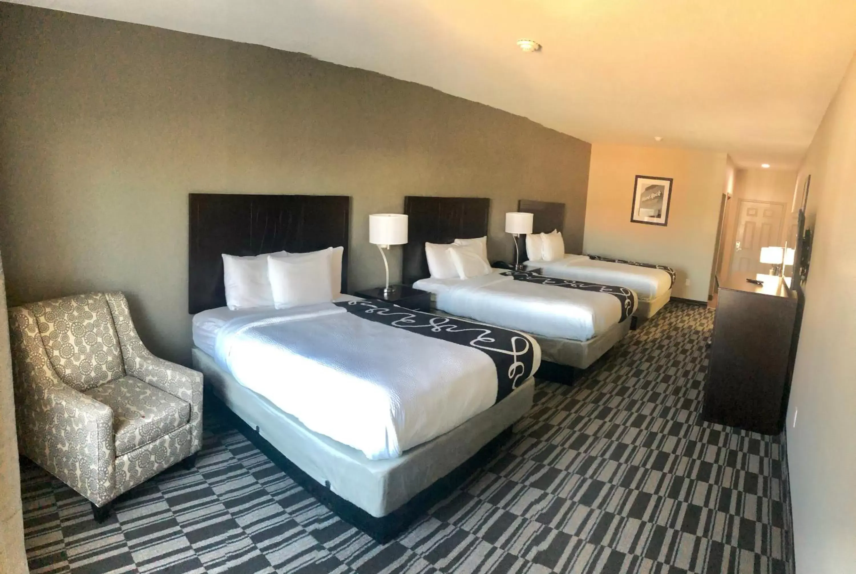 Bed in Catoosa Inn & Suites