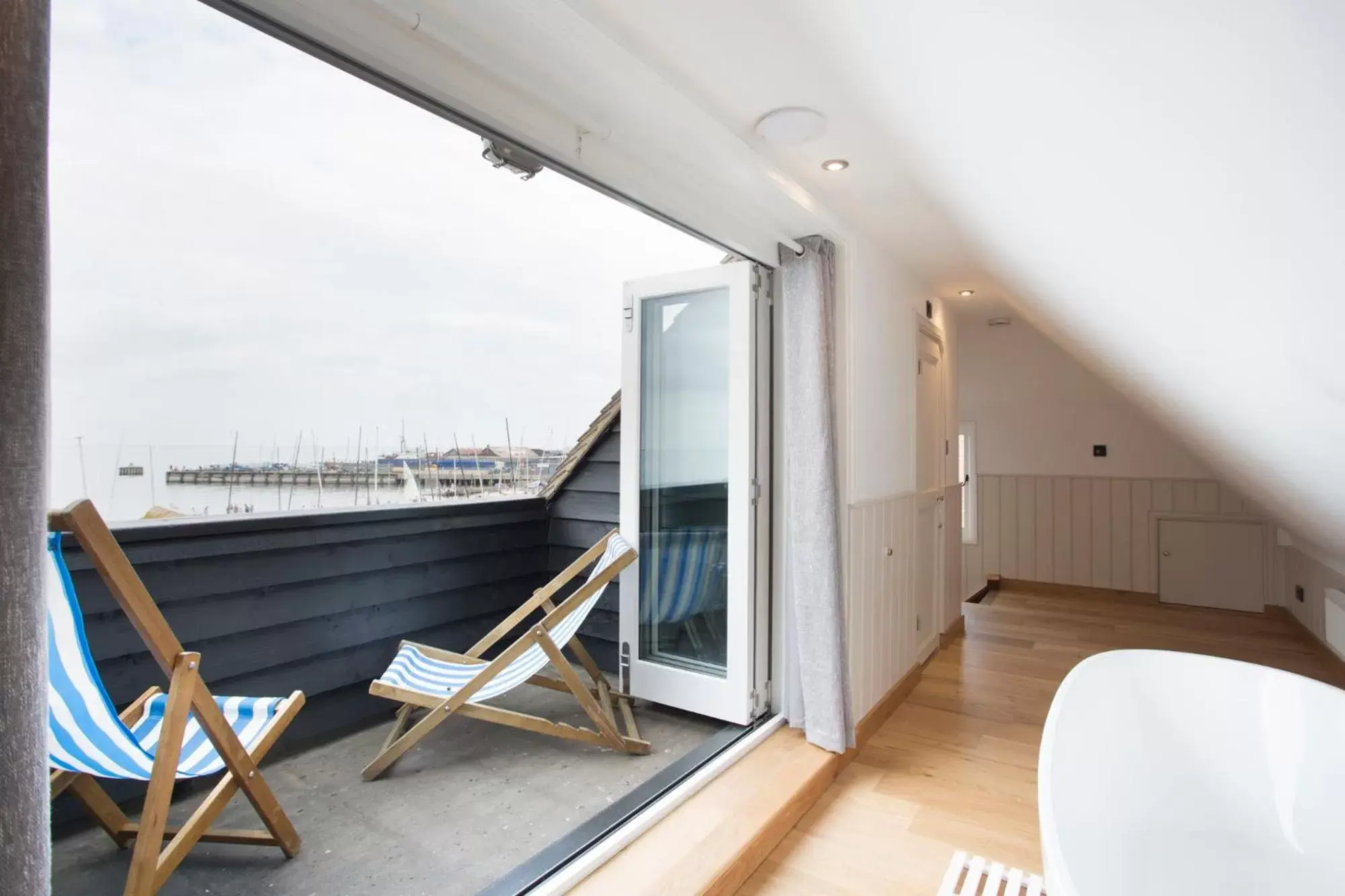 Apartment with Sea View in Boat House