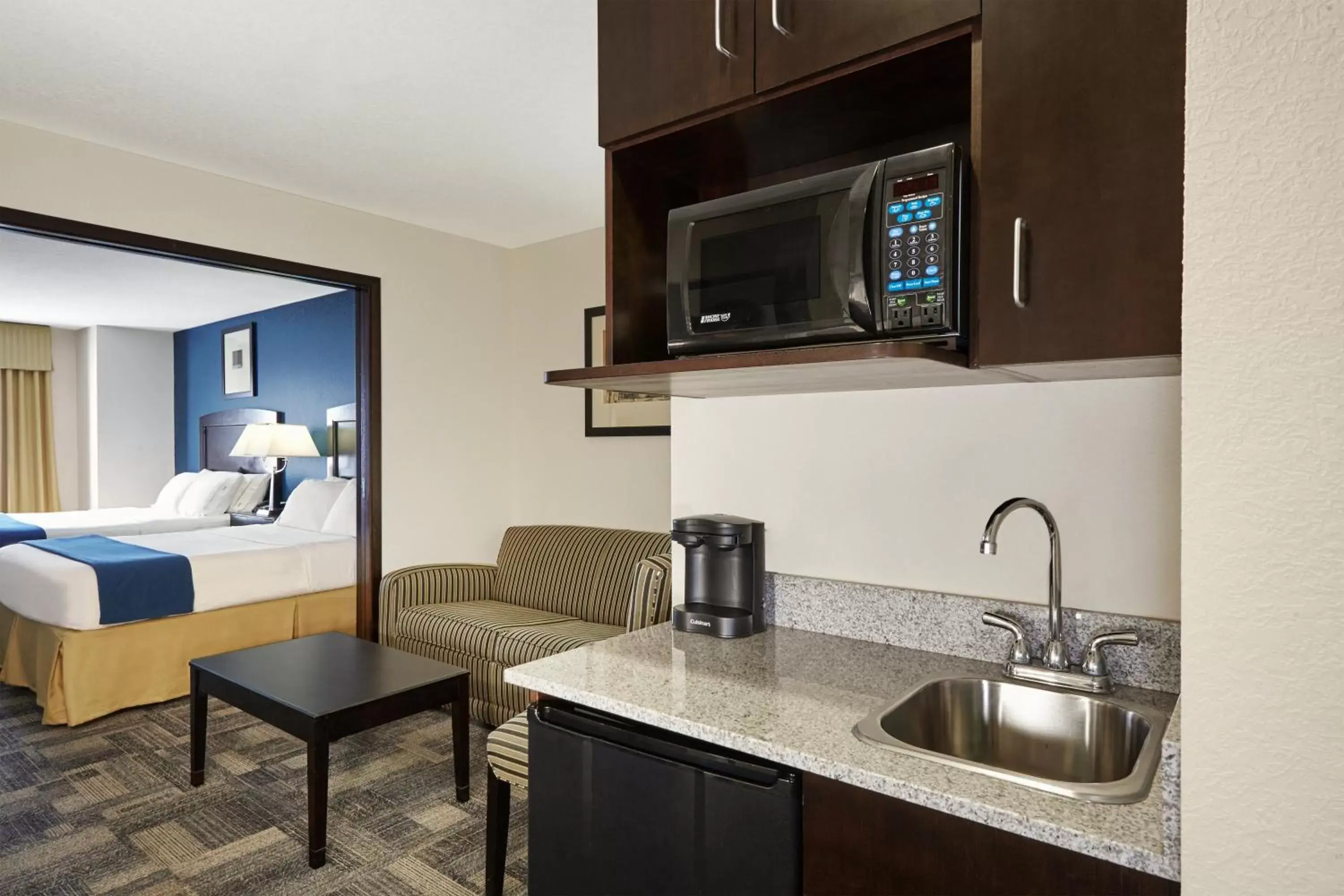 Photo of the whole room, Kitchen/Kitchenette in Holiday Inn Express Pekin - Peoria Area, an IHG Hotel