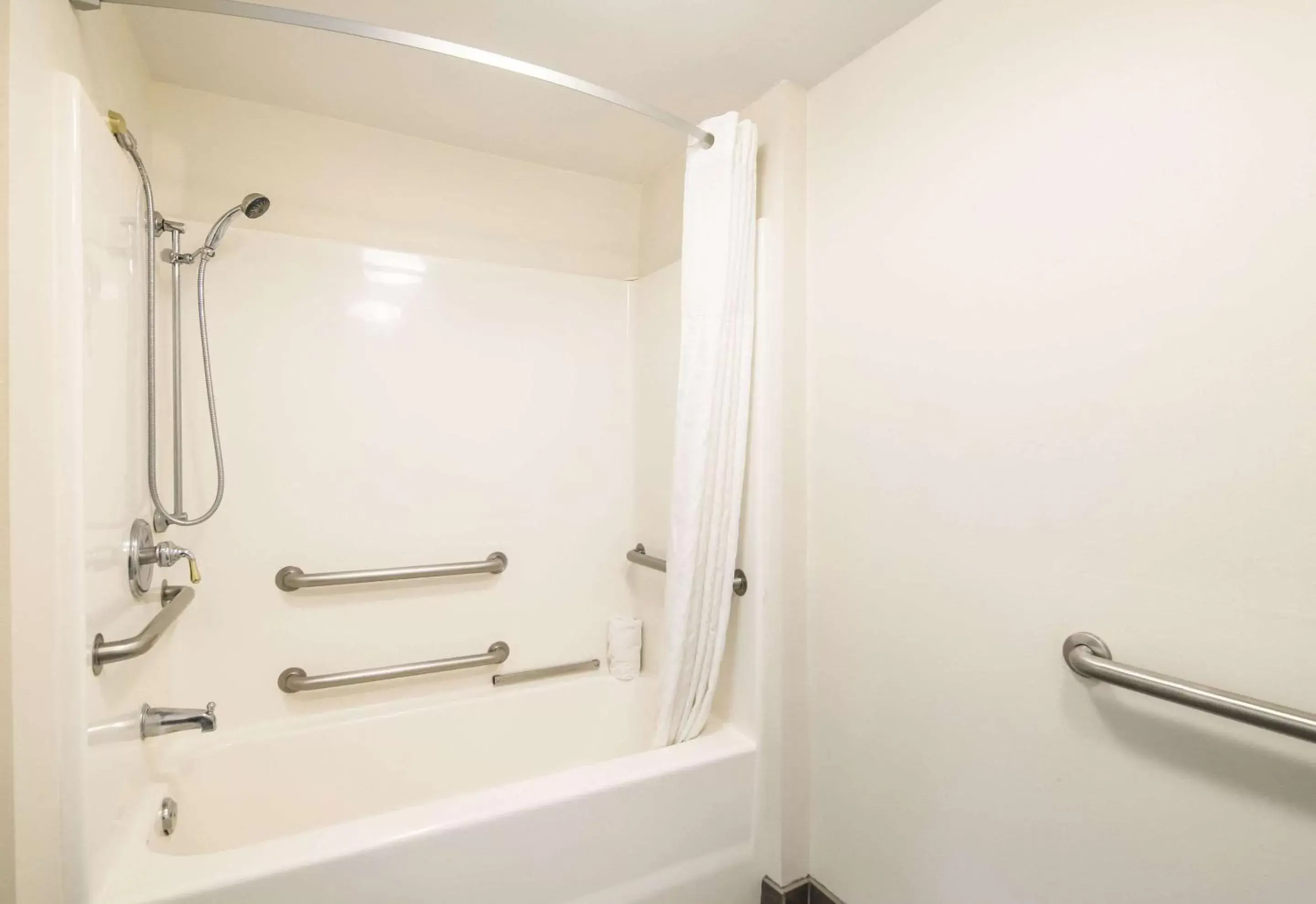 Photo of the whole room, Bathroom in Quality Inn Crestview Near Eglin AFB