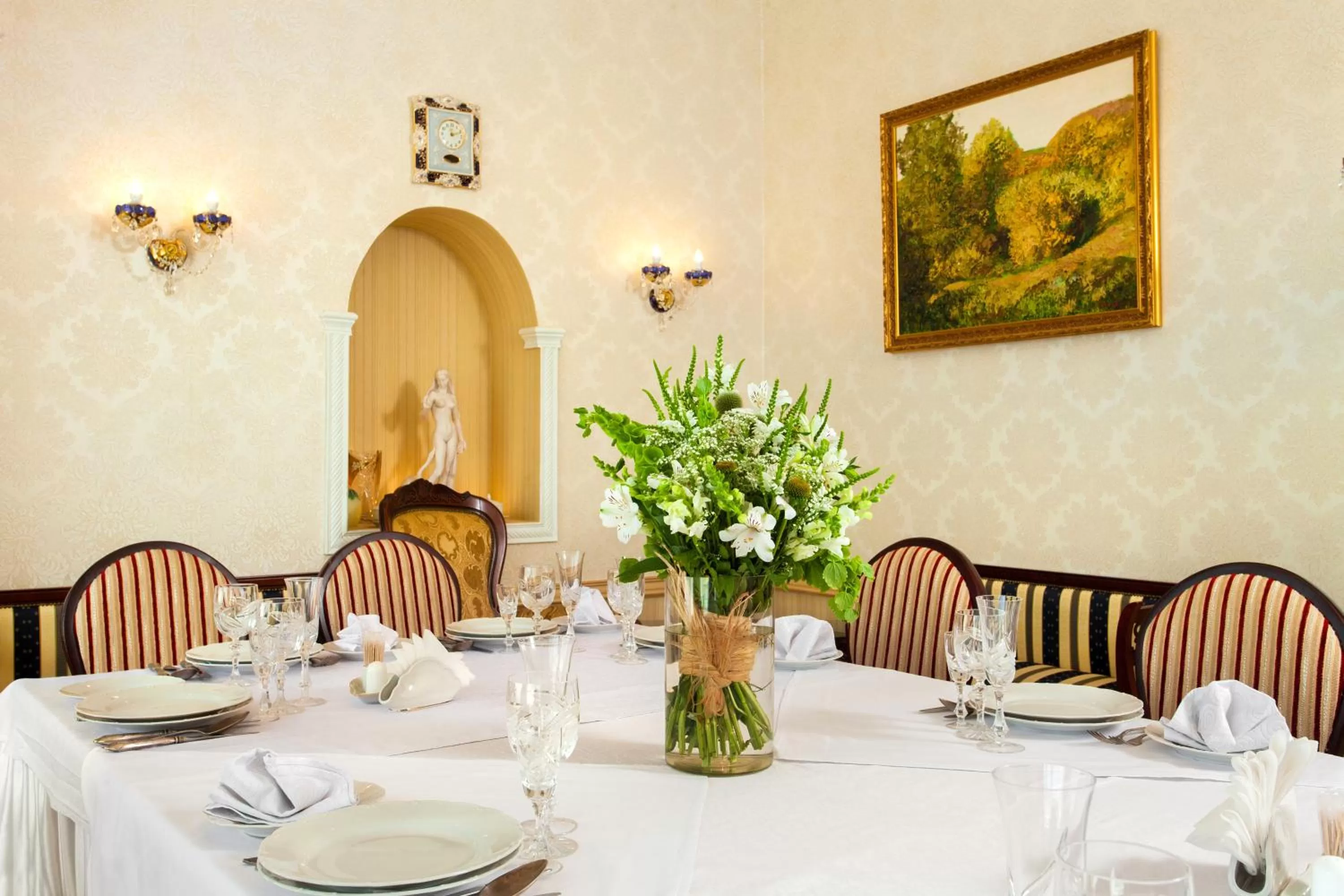 Restaurant/places to eat in Conference Hotel Suputnyk