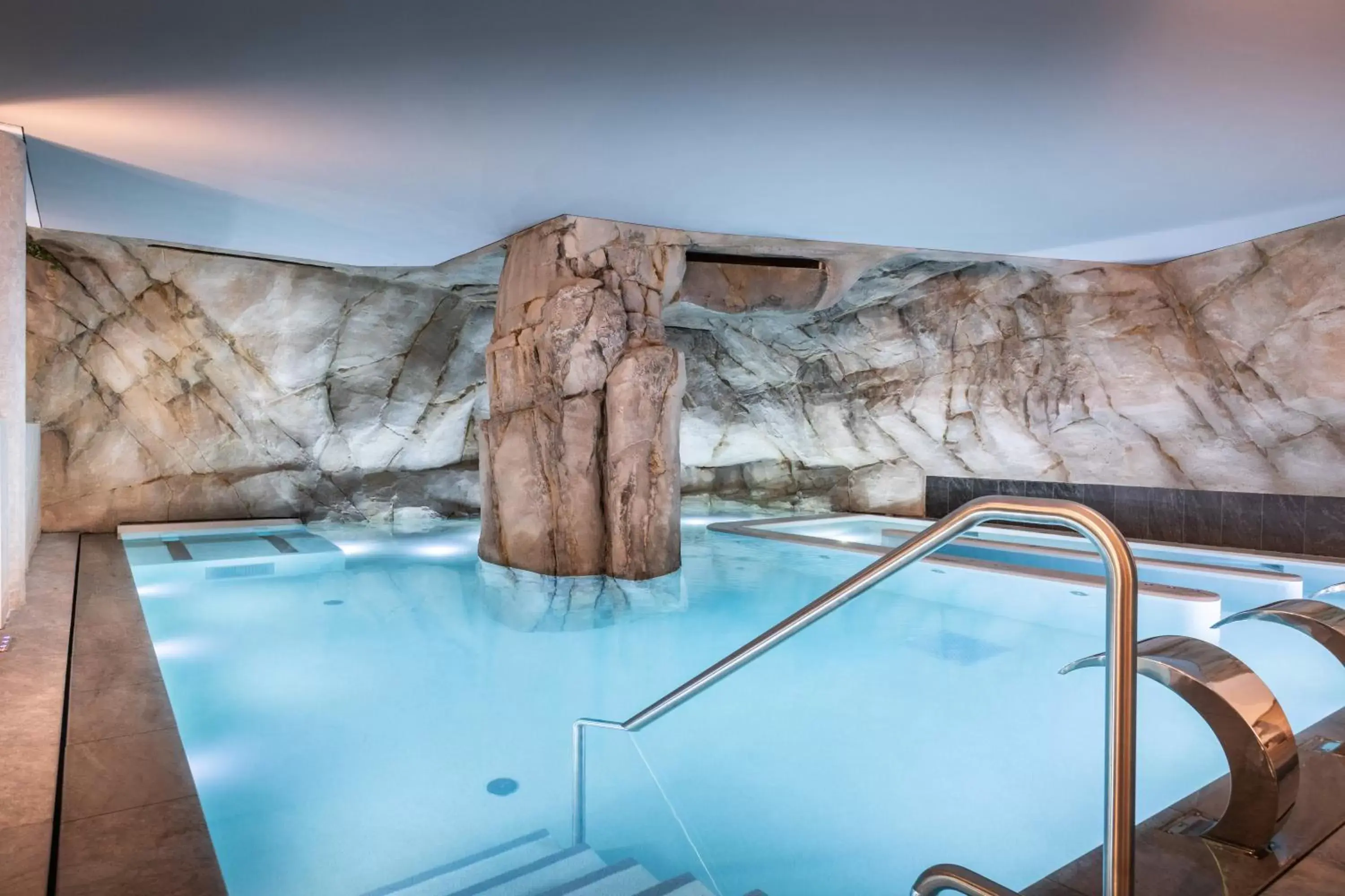 Spa and wellness centre/facilities, Swimming Pool in Golden Tulip Aix les Bains - Hotel & Spa