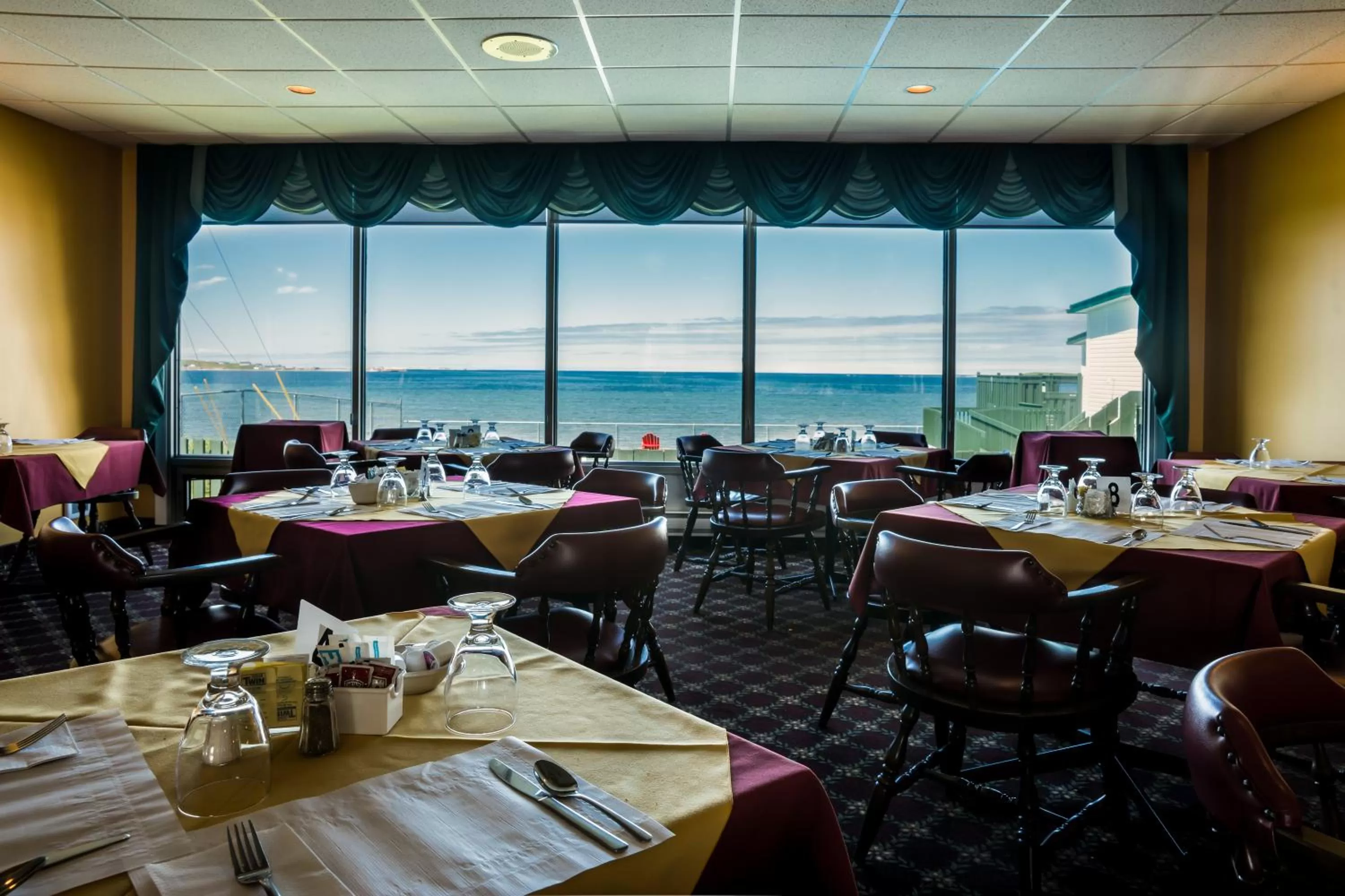 Restaurant/places to eat in Shallow Bay Motel & Cabins Conference Centre