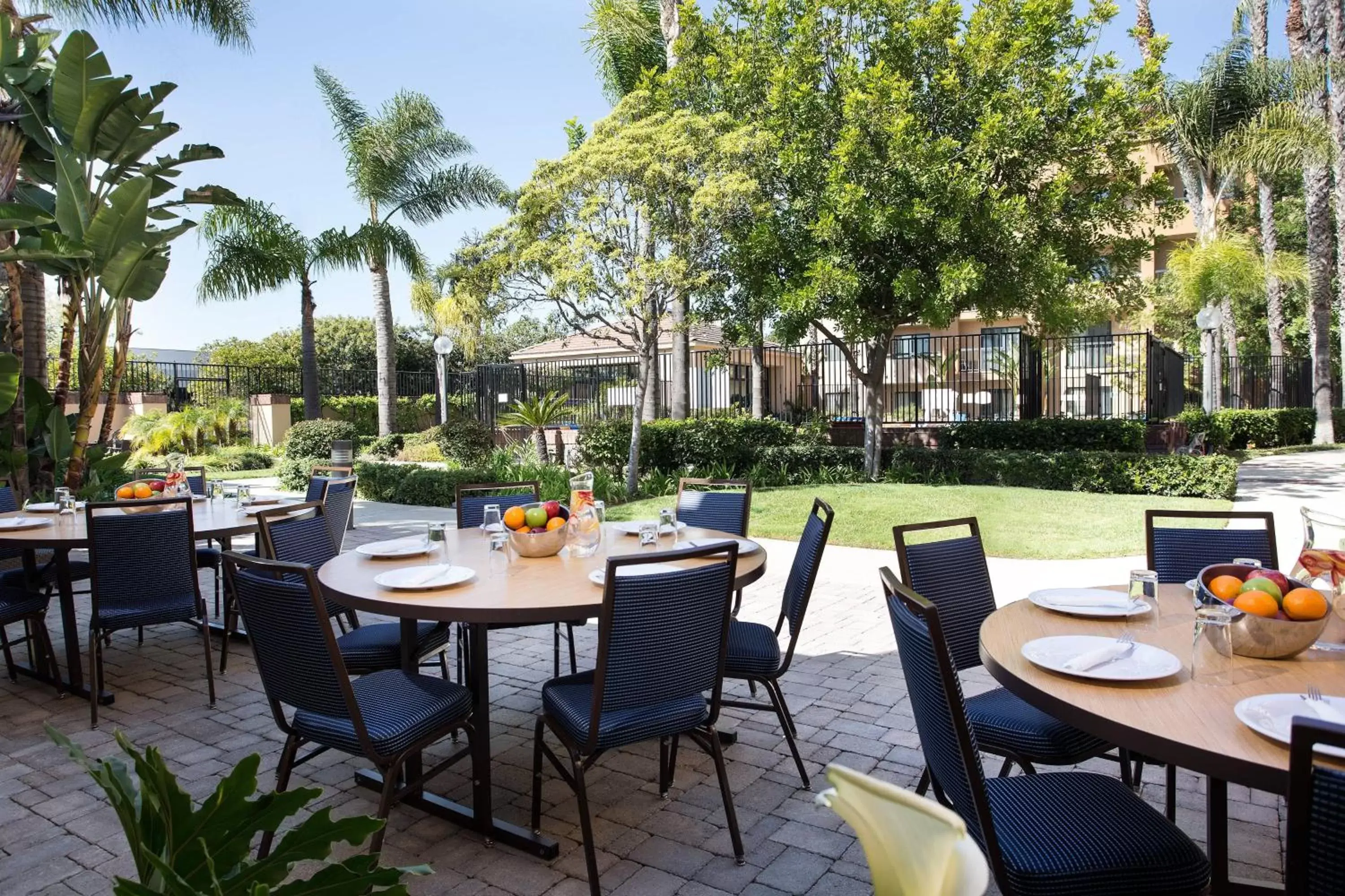 Meeting/conference room, Restaurant/Places to Eat in Courtyard Costa Mesa South Coast Metro