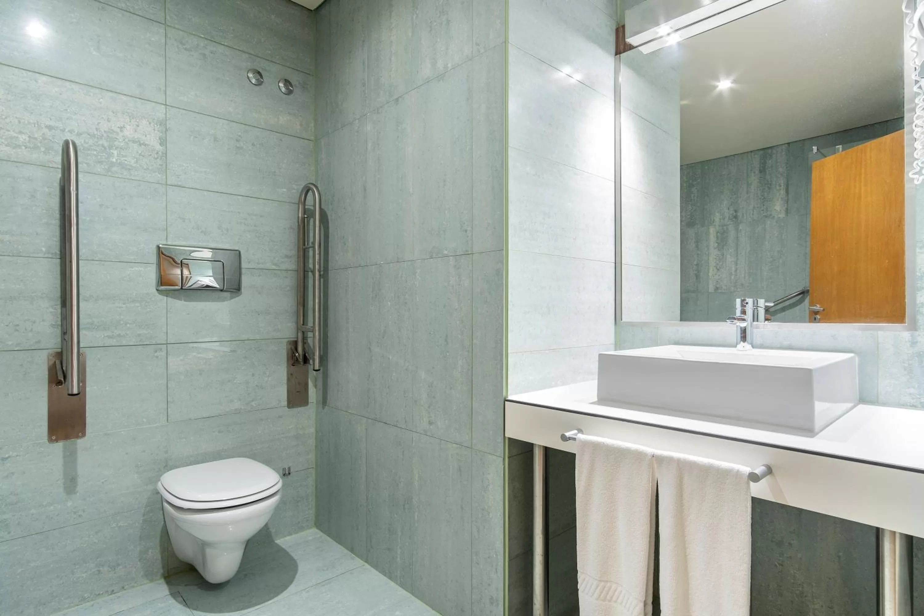 Toilet in Hotel Comfort Inn Ponta Delgada