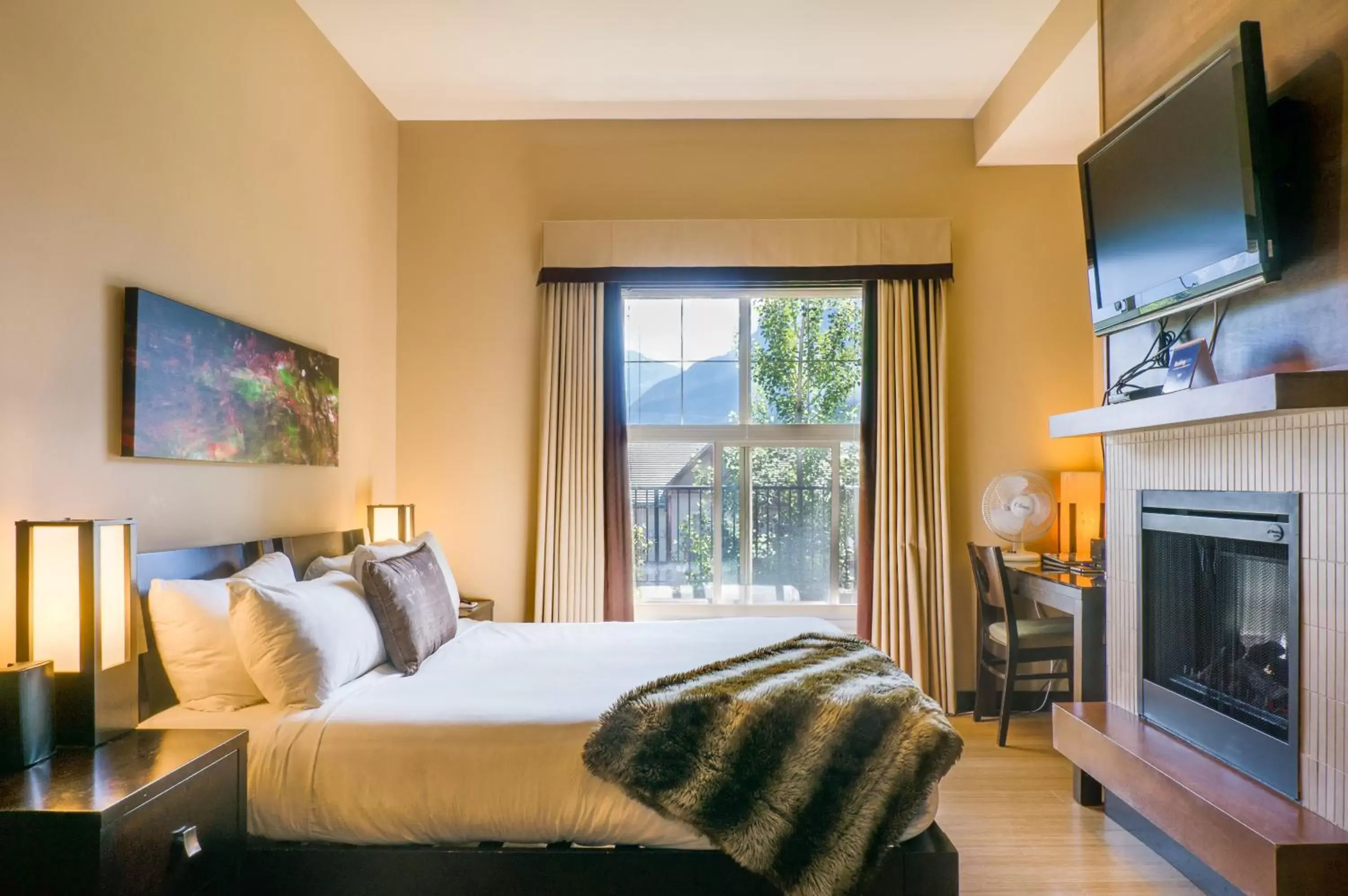 Photo of the whole room, Bed in Silver Creek Lodge Photo of the whole room, Bed in Silver Creek Lodge