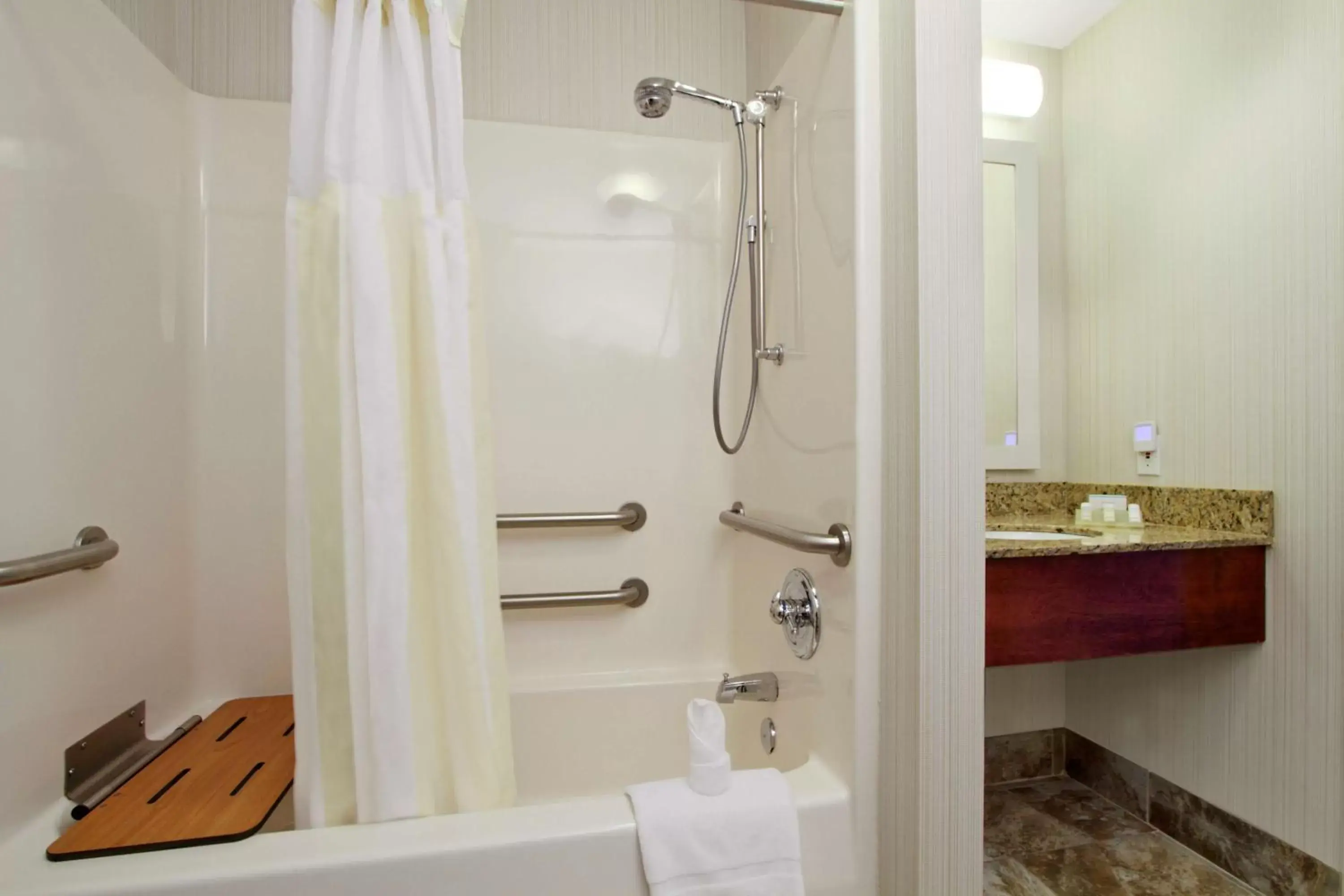 Bathroom in Hilton Garden Inn Columbus Airport