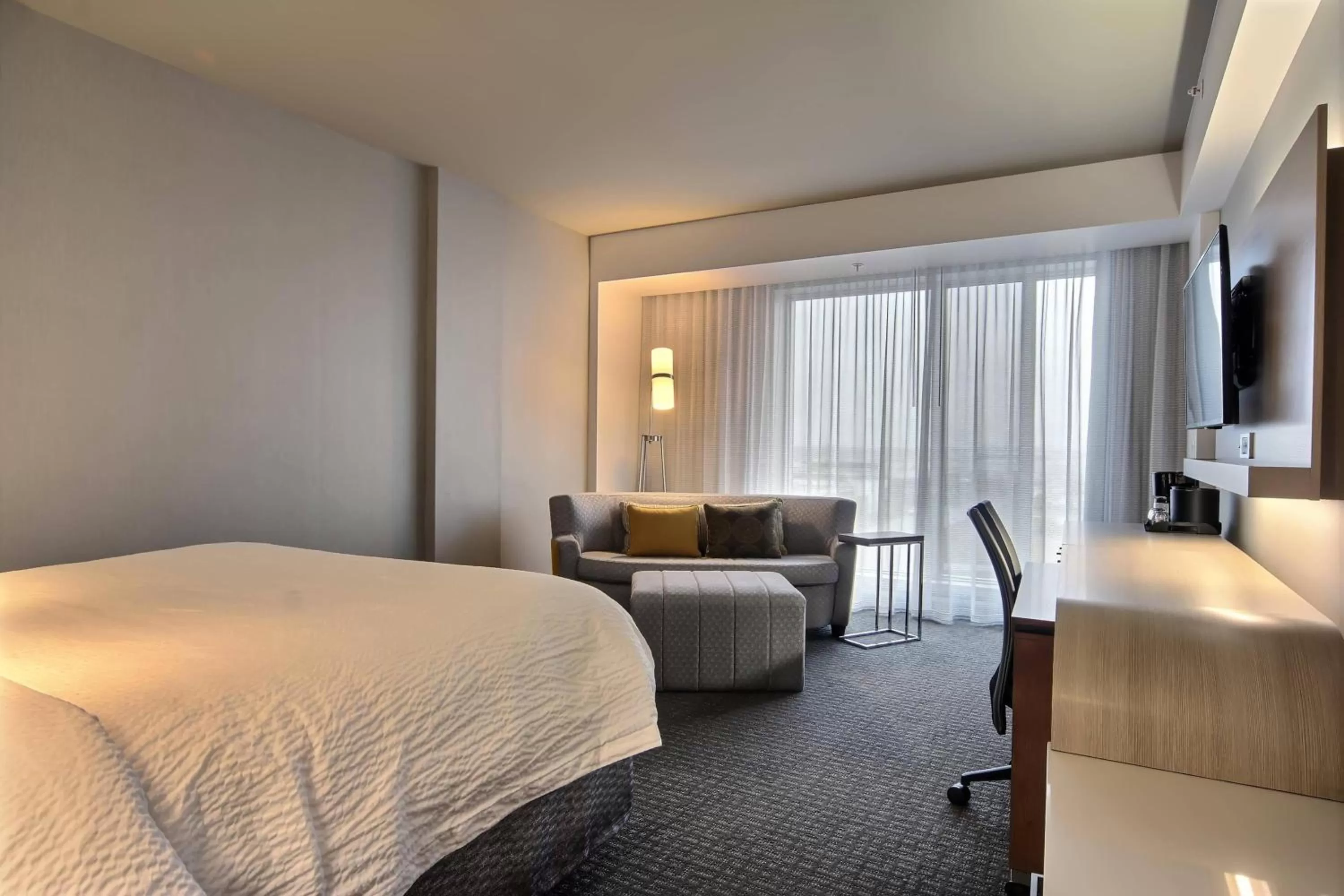 Photo of the whole room, Bed in Courtyard by Marriott Quebec City